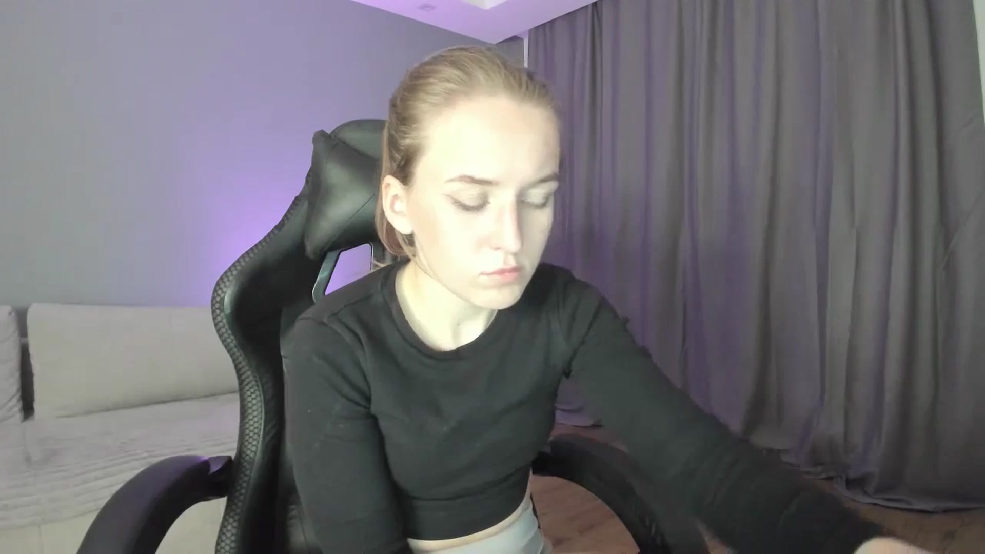 Gallery image thumbnail from AnnyFourse's myfreecams stream on, 01/02/2025, 18:09 image 7 of 20