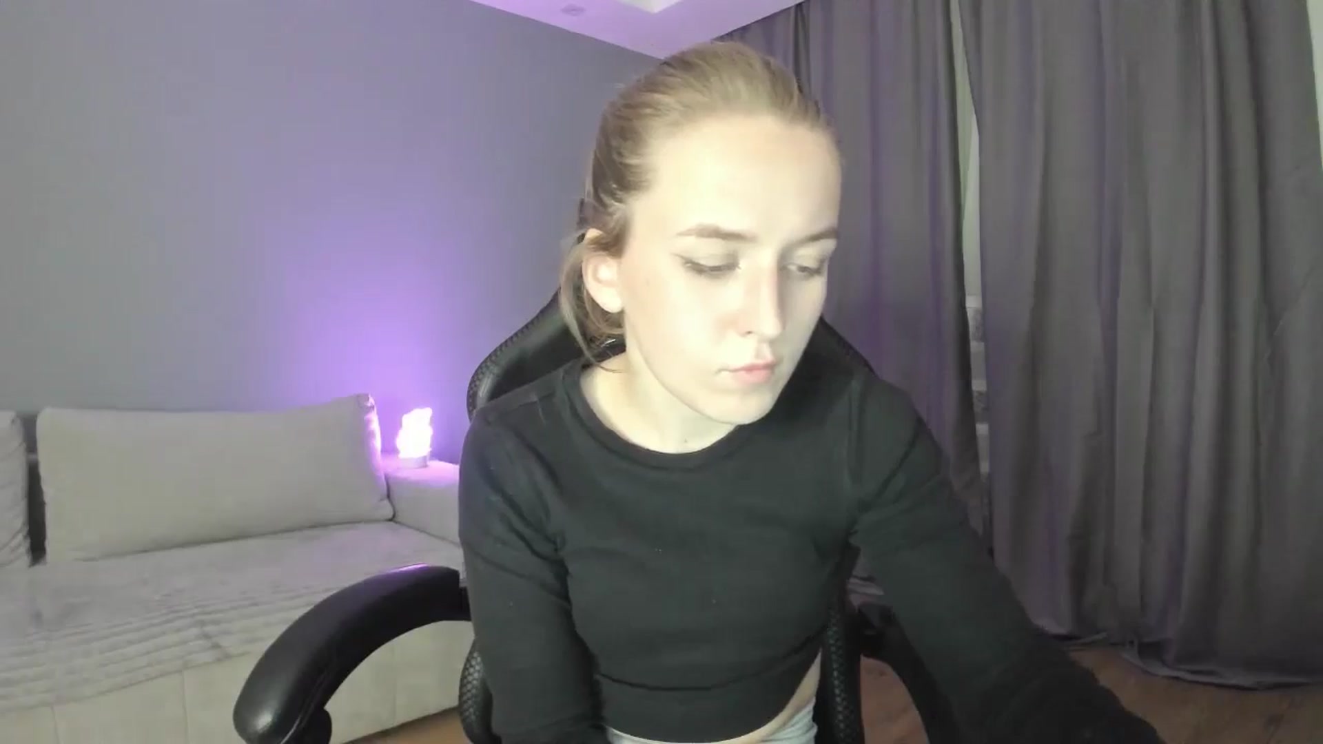 Gallery image thumbnail from AnnyFourse's myfreecams stream on, 01/02/2025, 18:49 image 15 of 20