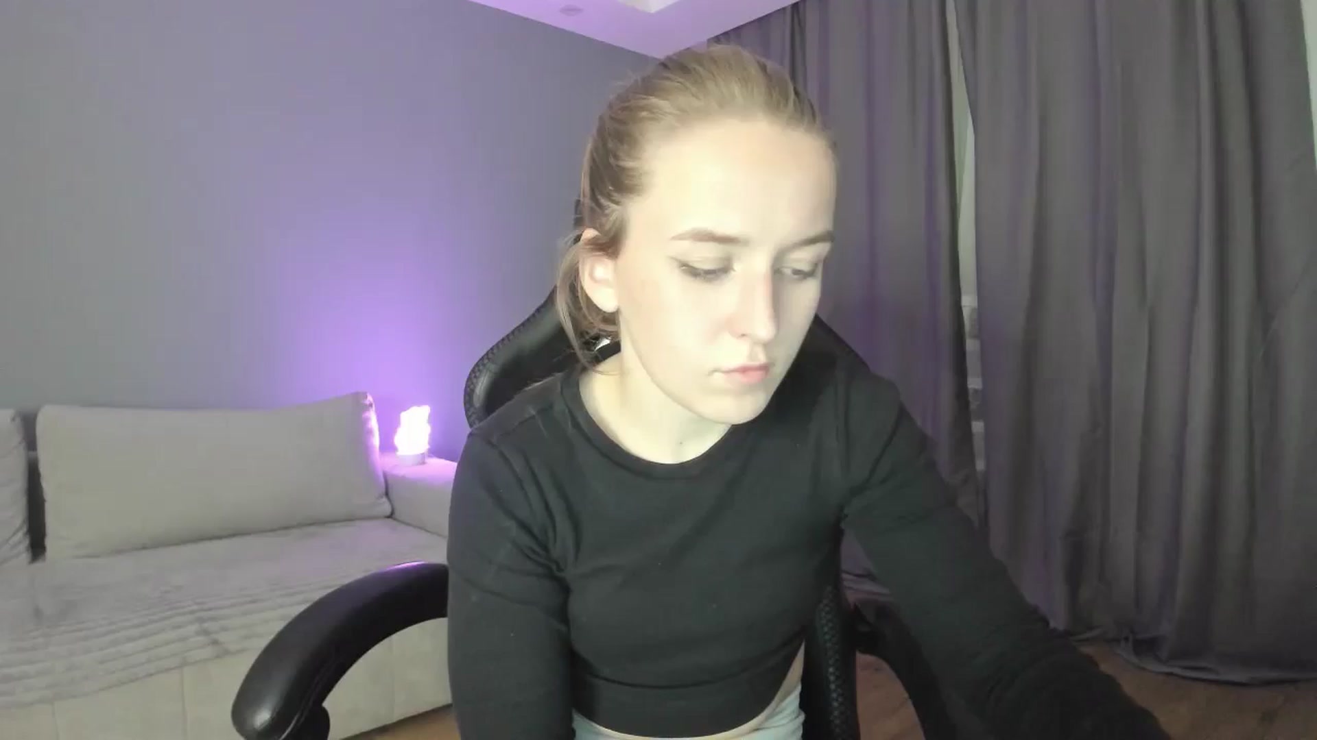 Gallery image thumbnail from AnnyFourse's myfreecams stream on, 01/02/2025, 18:49 image 16 of 20