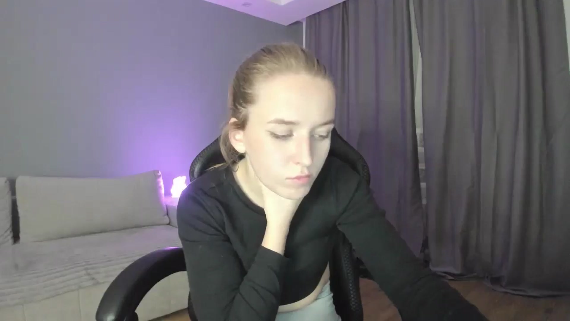 Gallery image thumbnail from AnnyFourse's myfreecams stream on, 01/02/2025, 18:49 image 4 of 20