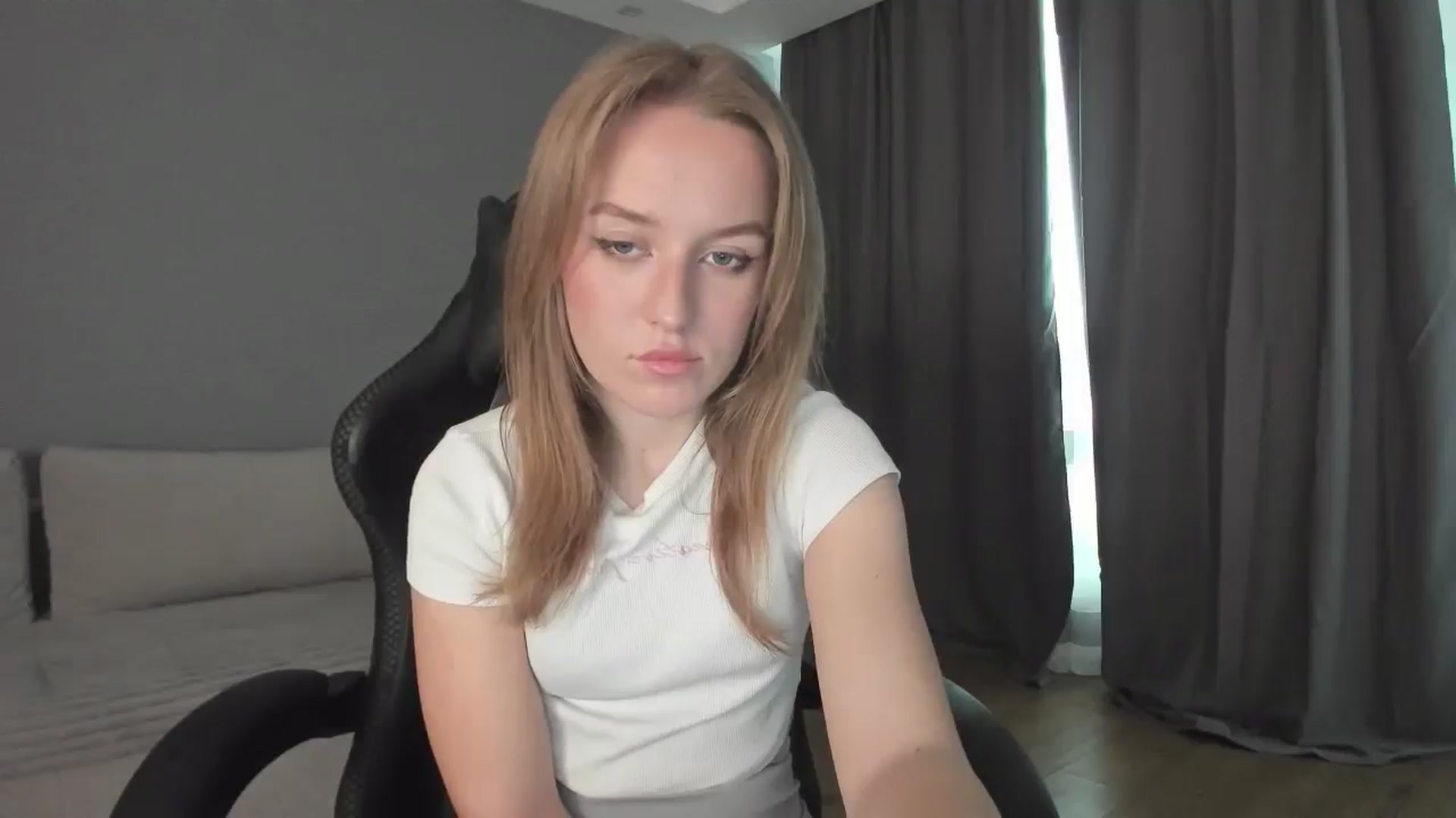 Gallery image thumbnail from AnnyFourse's myfreecams stream on, 01/03/2025, 08:52 image 16 of 20