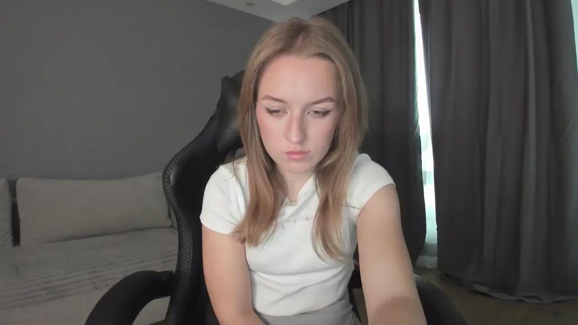 Gallery image thumbnail from AnnyFourse's myfreecams stream on, 01/03/2025, 08:52 image 11 of 20