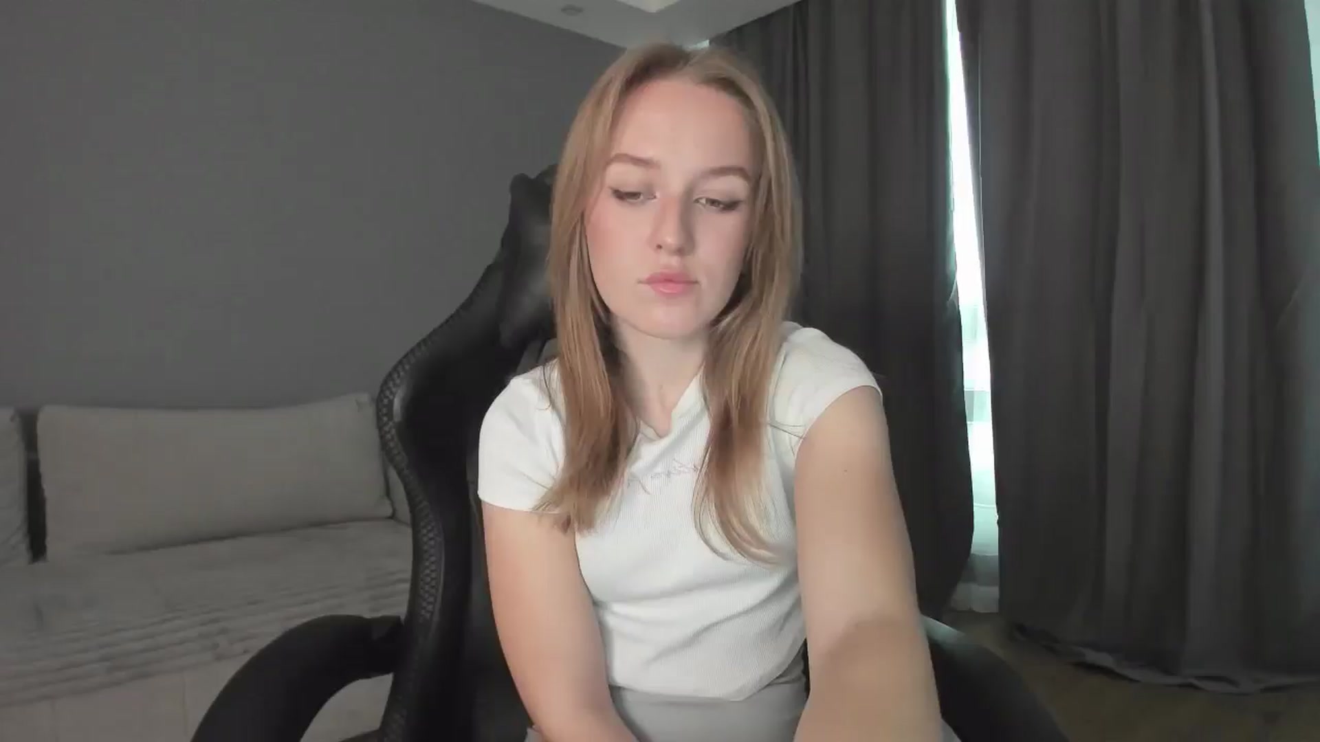 Gallery image thumbnail from AnnyFourse's myfreecams stream on, 01/03/2025, 08:52 image 7 of 20