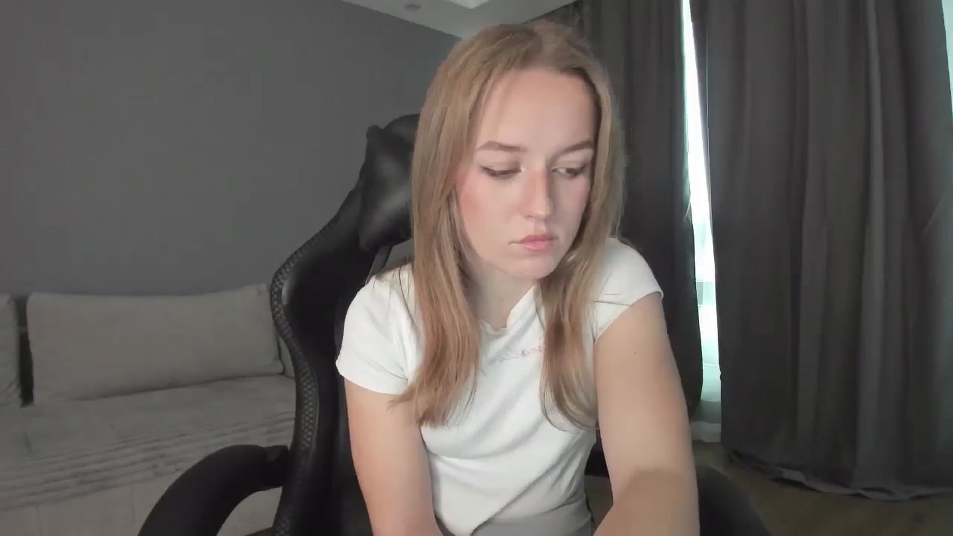 Gallery image thumbnail from AnnyFourse's myfreecams stream on, 01/03/2025, 08:52 image 3 of 20