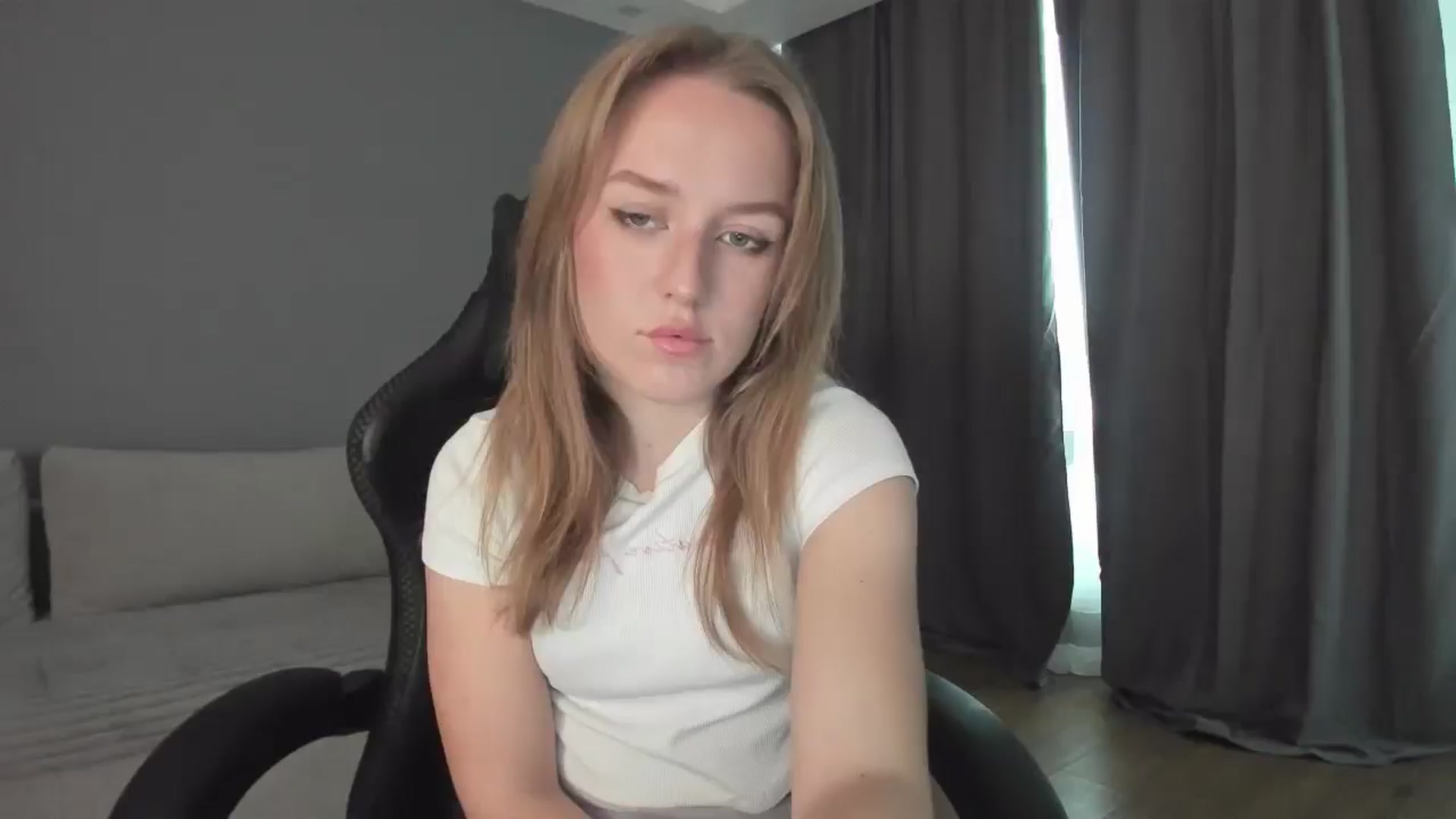 Gallery image thumbnail from AnnyFourse's myfreecams stream on, 01/03/2025, 08:52 image 20 of 20