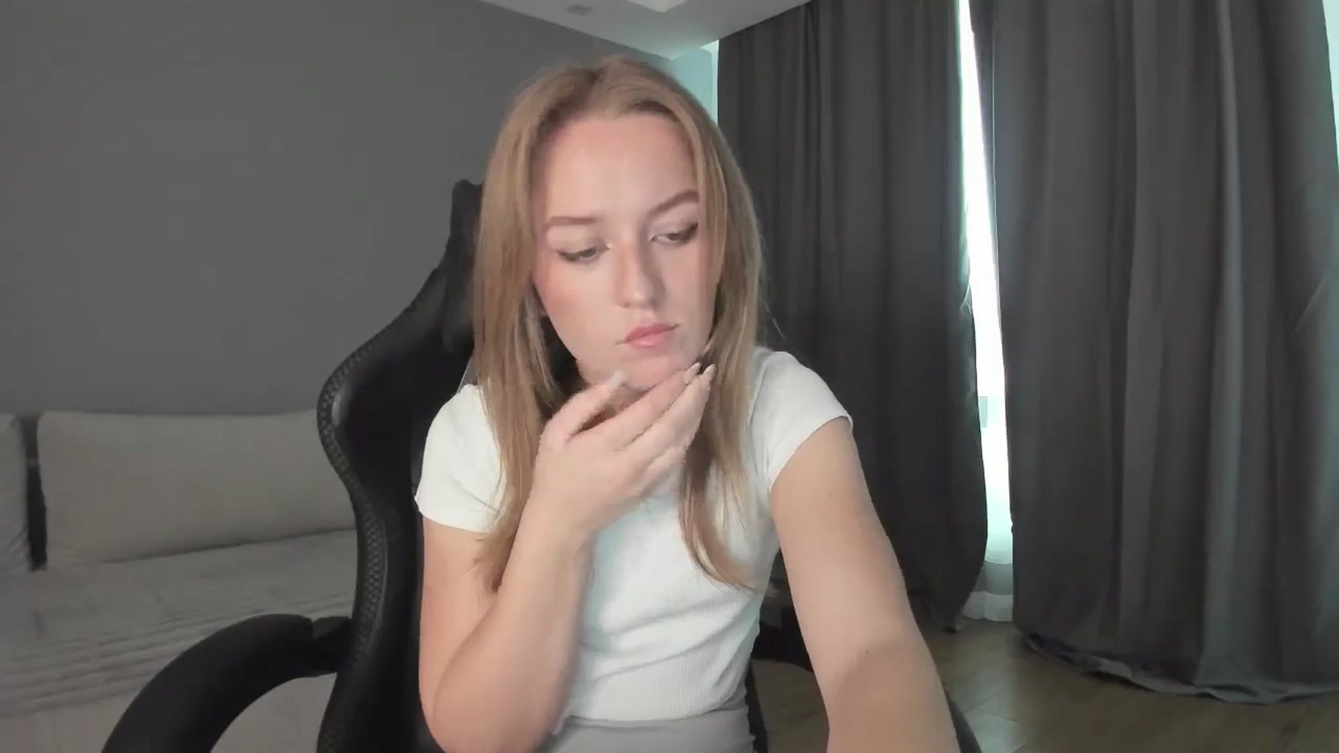 Gallery image thumbnail from AnnyFourse's myfreecams stream on, 01/03/2025, 08:52 image 18 of 20