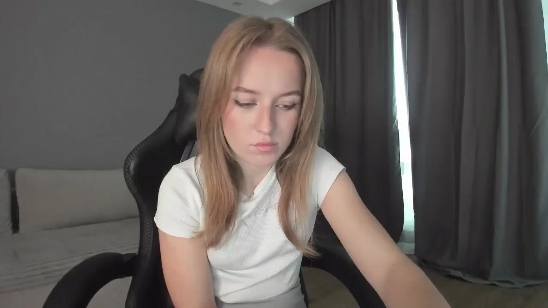 Gallery image thumbnail from AnnyFourse's myfreecams stream on, 01/03/2025, 08:52 image 17 of 20