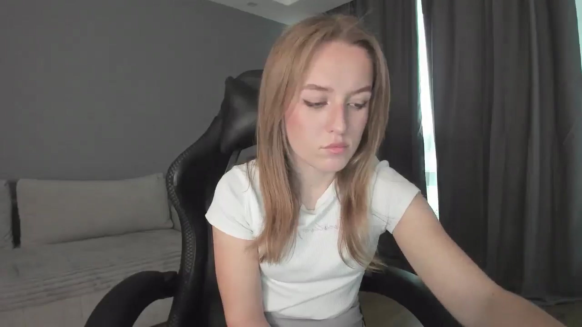 Gallery image thumbnail from AnnyFourse's myfreecams stream on, 01/03/2025, 08:52 image 8 of 20