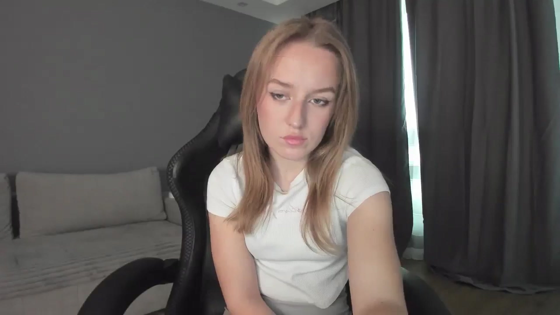 Gallery image thumbnail from AnnyFourse's myfreecams stream on, 01/03/2025, 08:52 image 5 of 20