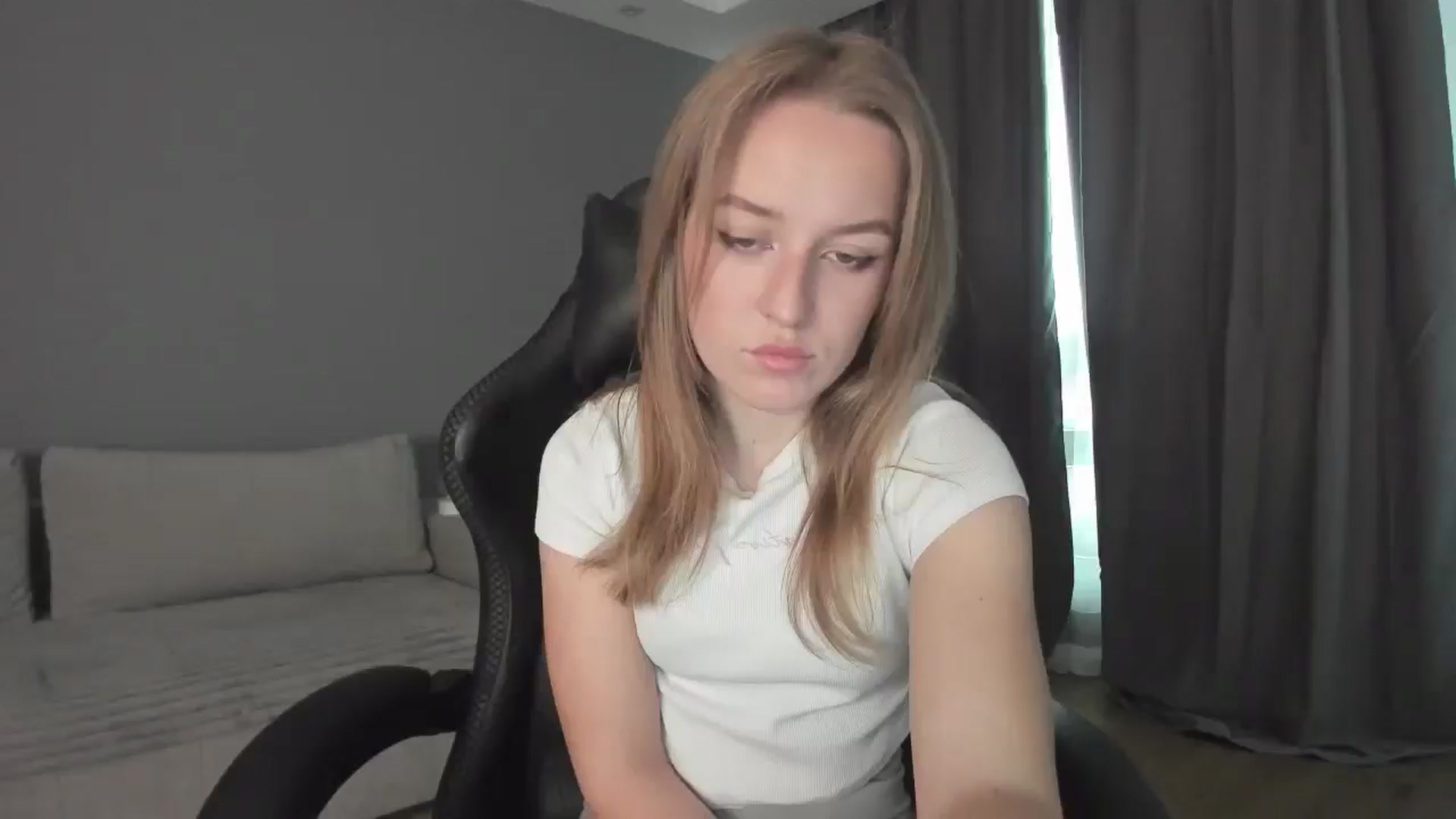 Gallery image thumbnail from AnnyFourse's myfreecams stream on, 01/03/2025, 08:52 image 2 of 20