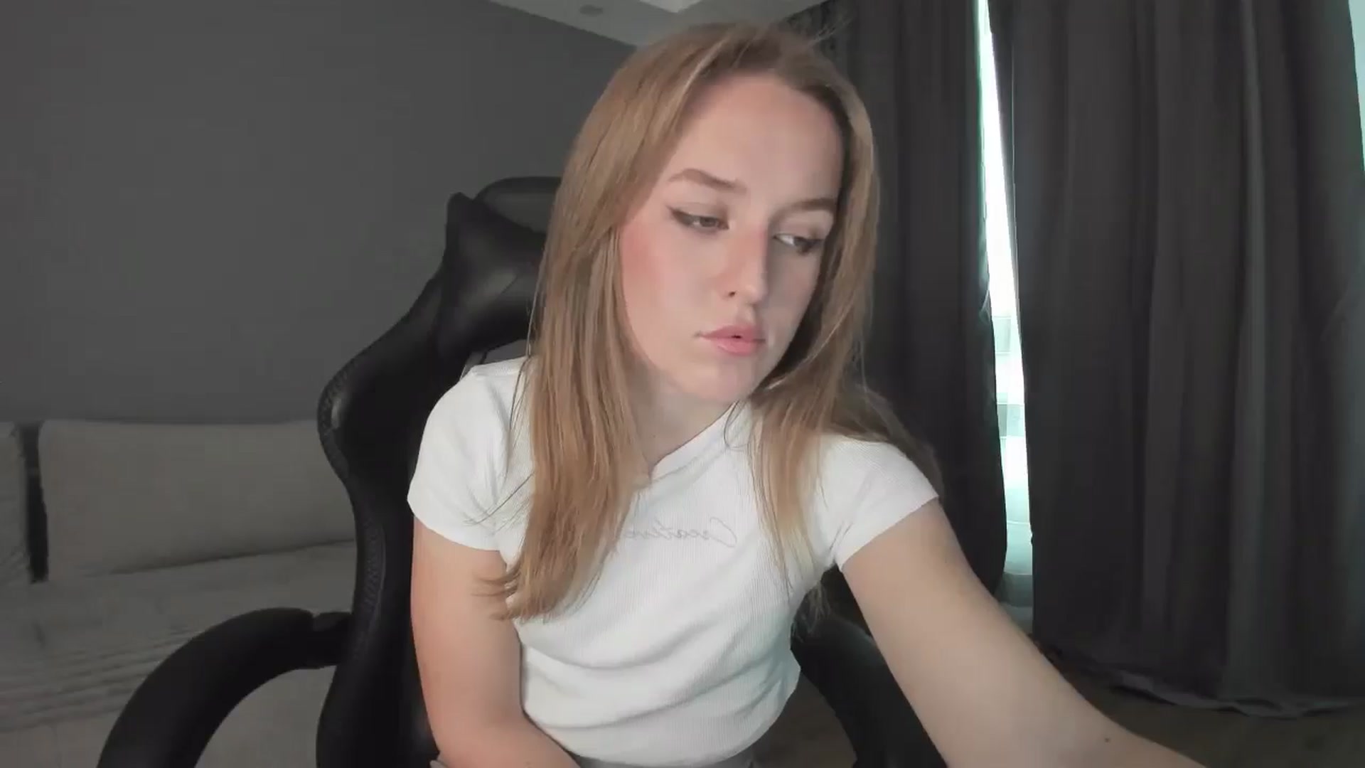 Gallery image thumbnail from AnnyFourse's myfreecams stream on, 01/03/2025, 08:52 image 12 of 20