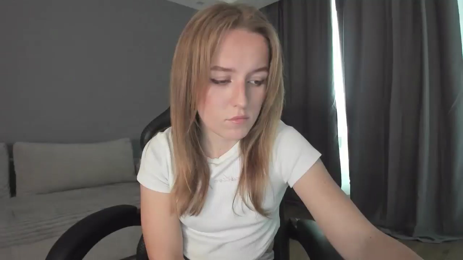 Gallery image thumbnail from AnnyFourse's myfreecams stream on, 01/03/2025, 09:29 image 5 of 20