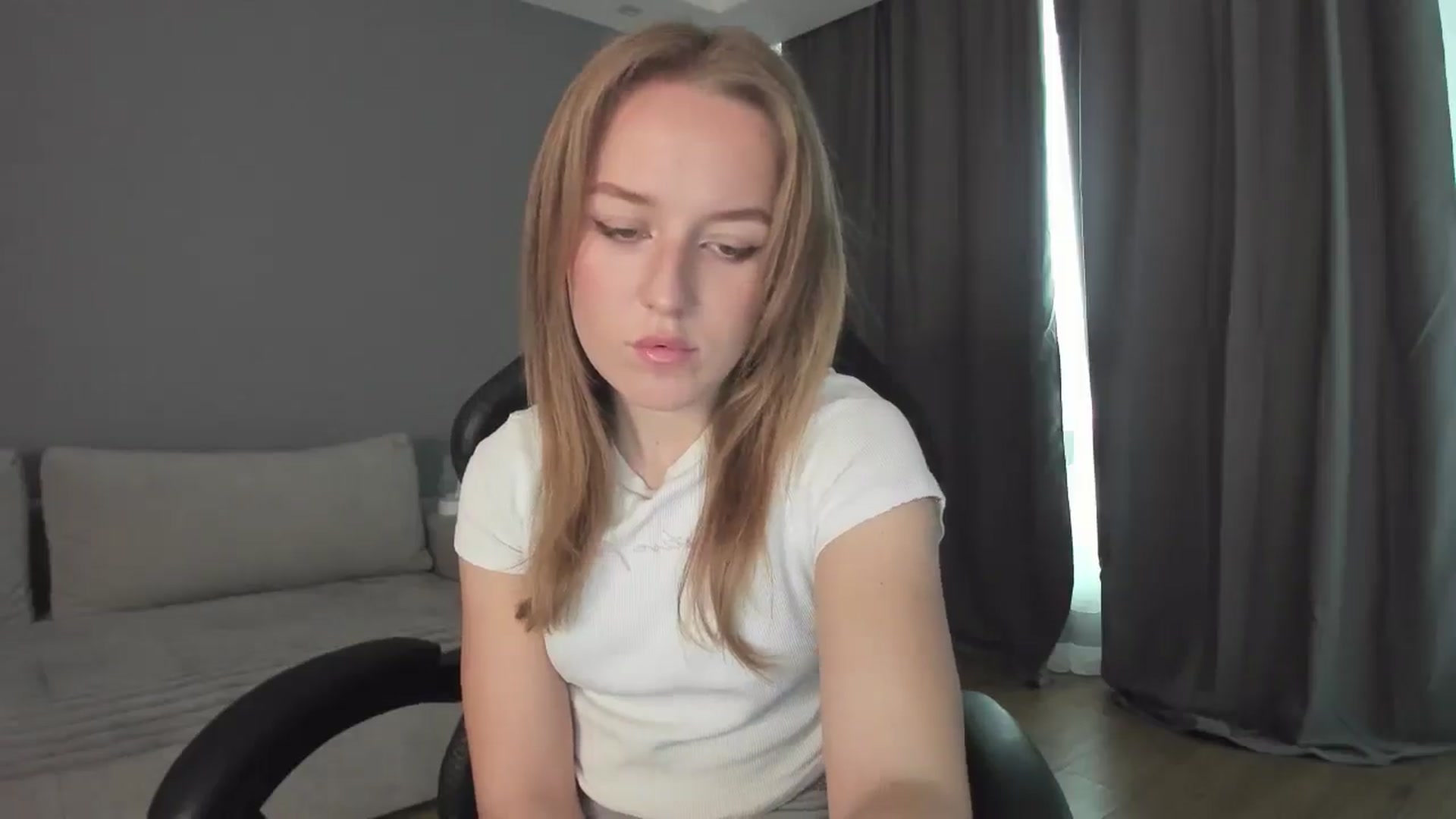 Gallery image thumbnail from AnnyFourse's myfreecams stream on, 01/03/2025, 09:29 image 2 of 20