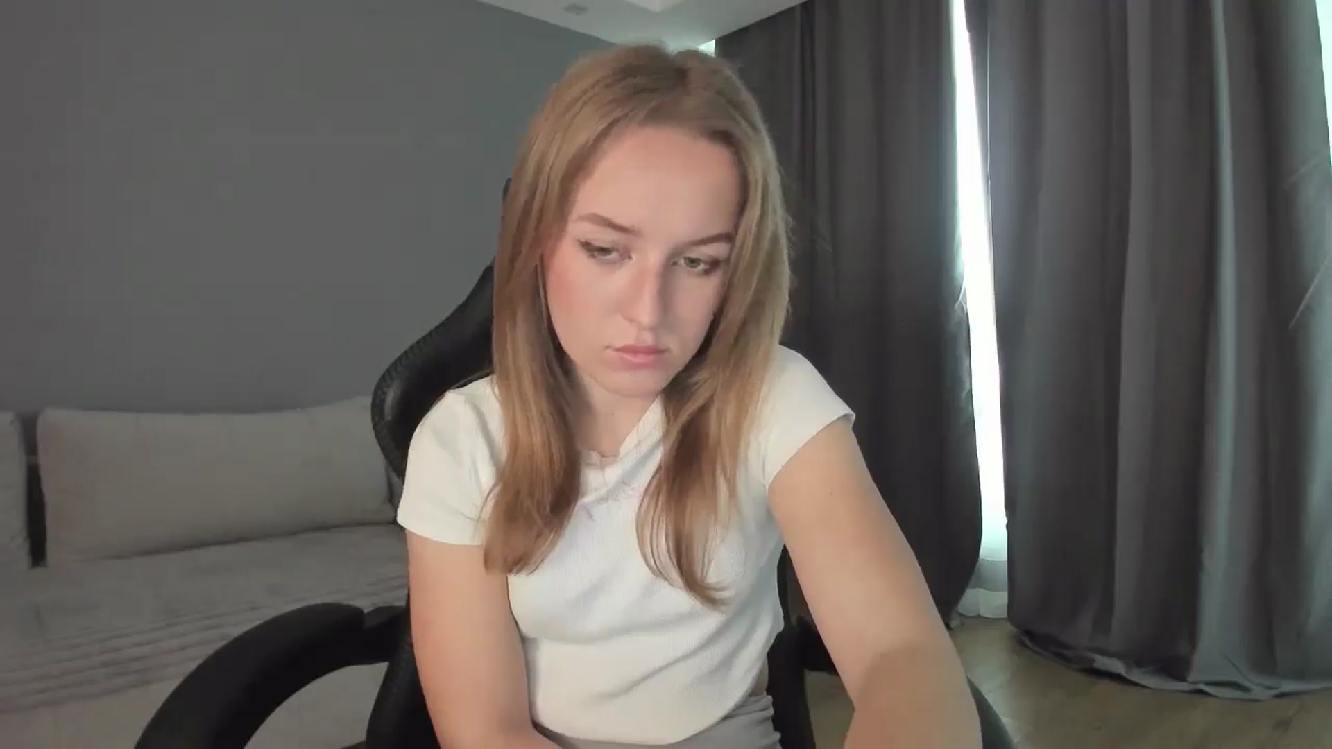 Gallery image thumbnail from AnnyFourse's myfreecams stream on, 01/03/2025, 09:29 image 16 of 20