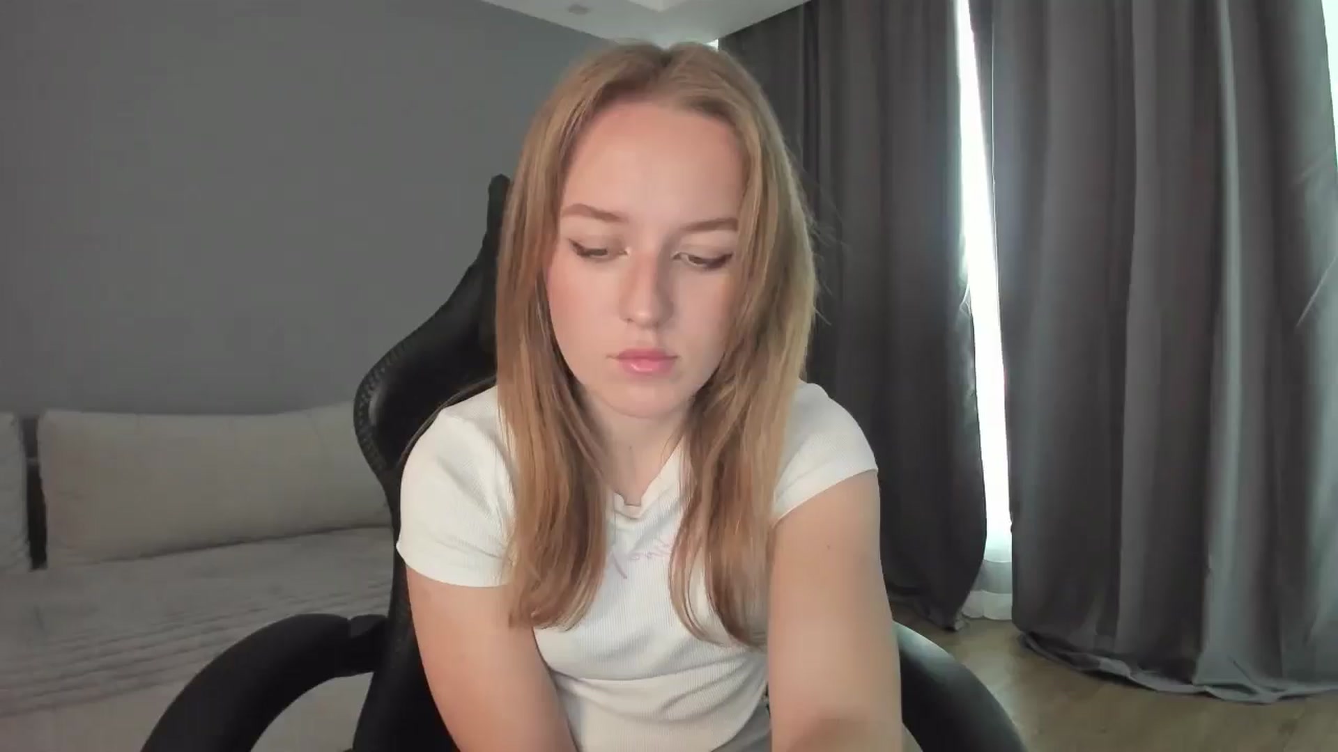 Gallery image thumbnail from AnnyFourse's myfreecams stream on, 01/03/2025, 09:29 image 18 of 20