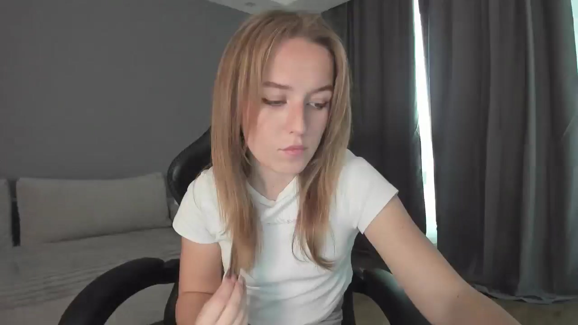 Gallery image thumbnail from AnnyFourse's myfreecams stream on, 01/03/2025, 09:29 image 3 of 20