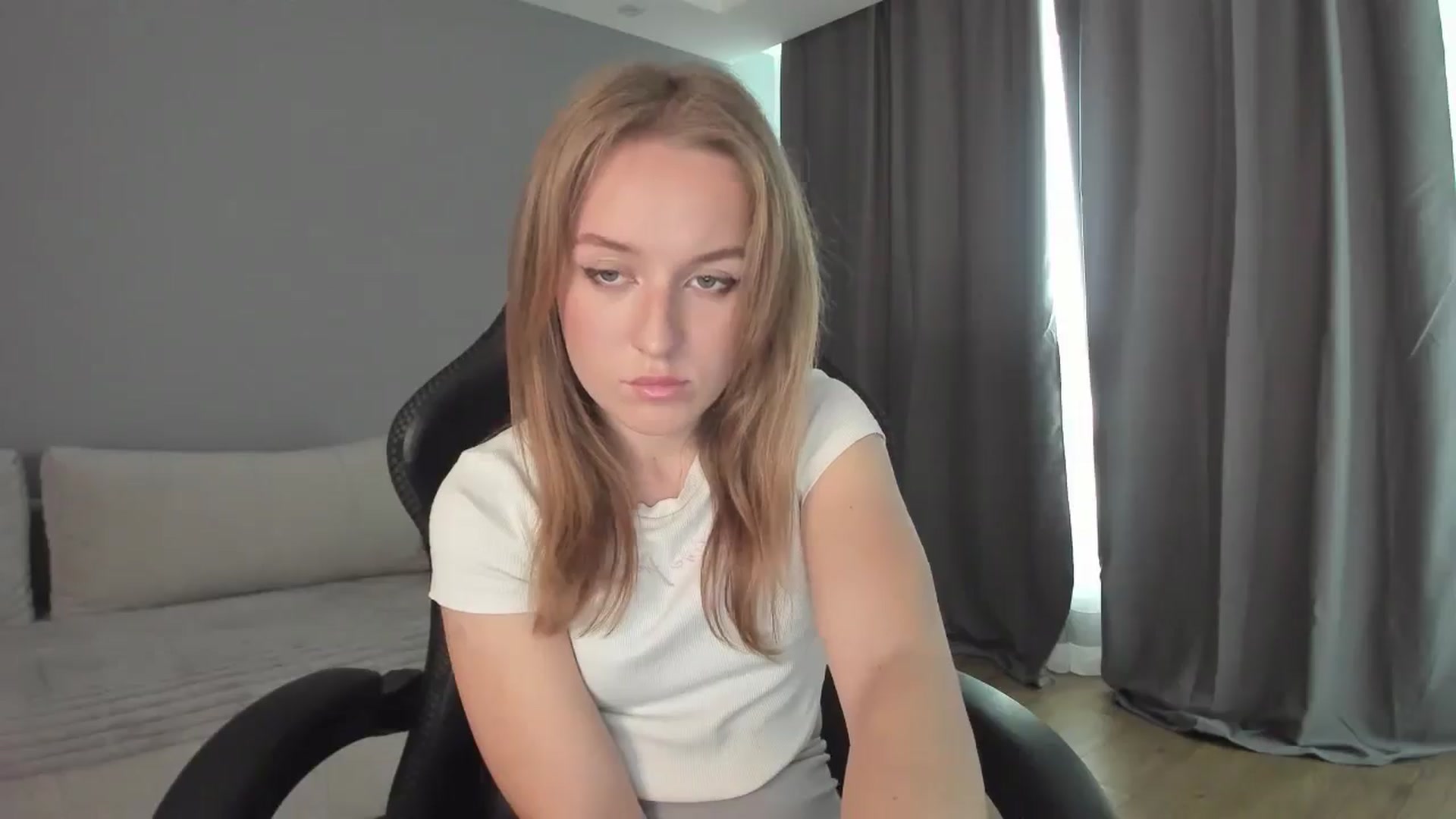 Gallery image thumbnail from AnnyFourse's myfreecams stream on, 01/03/2025, 09:29 image 19 of 20