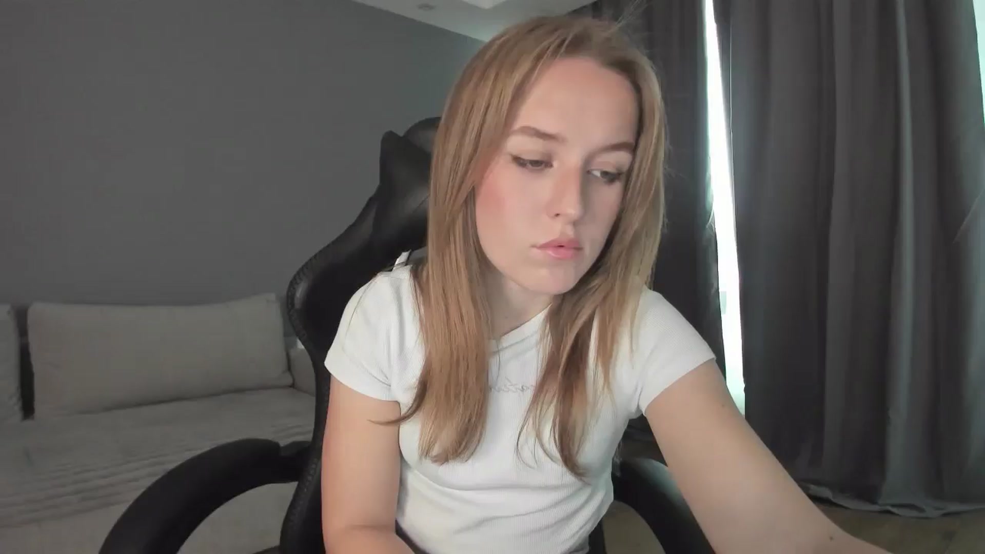 Gallery image thumbnail from AnnyFourse's myfreecams stream on, 01/03/2025, 09:29 image 4 of 20