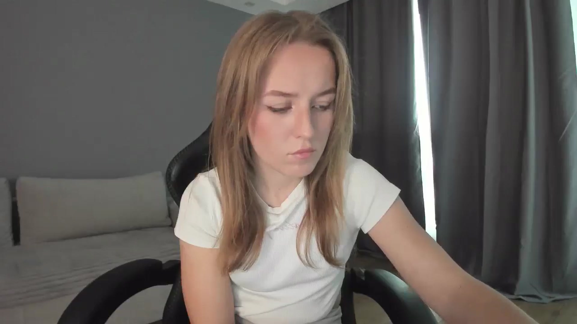 Gallery image thumbnail from AnnyFourse's myfreecams stream on, 01/03/2025, 09:29 image 13 of 20