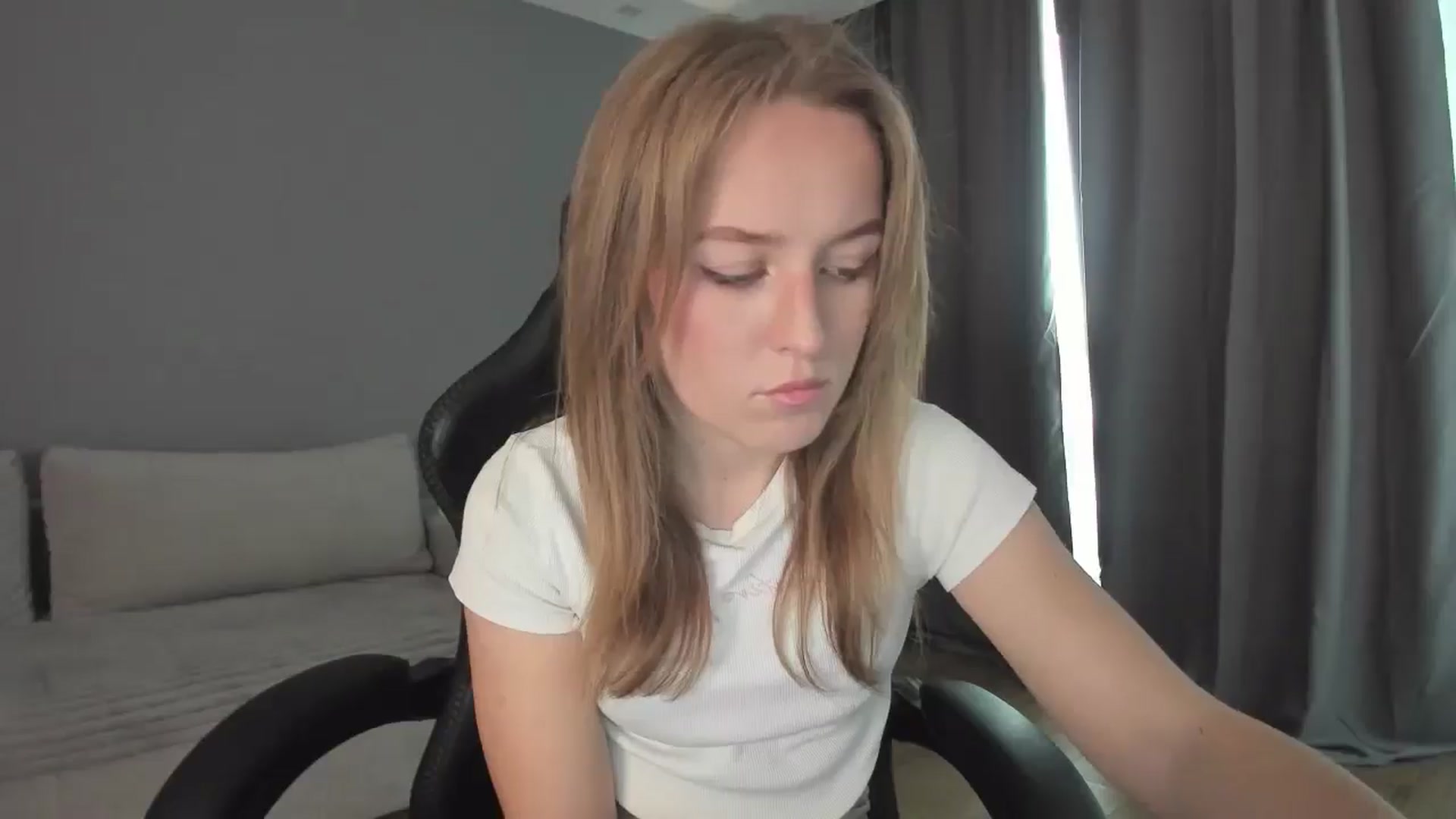 Gallery image thumbnail from AnnyFourse's myfreecams stream on, 01/03/2025, 09:29 image 14 of 20