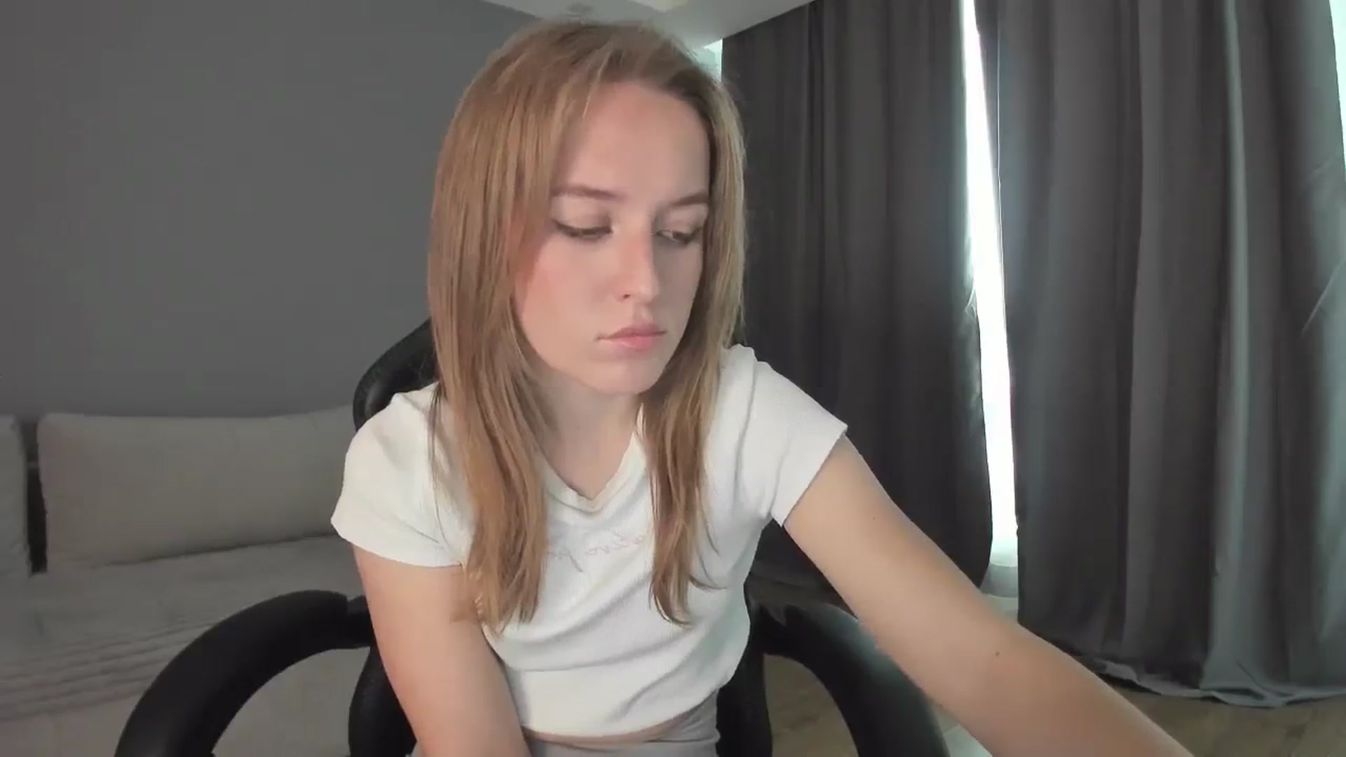 Gallery image thumbnail from AnnyFourse's myfreecams stream on, 01/03/2025, 10:09 image 6 of 20