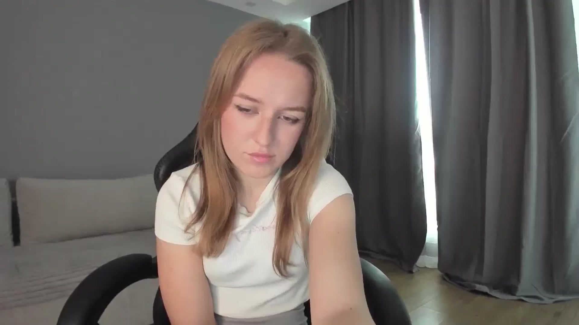 Gallery image thumbnail from AnnyFourse's myfreecams stream on, 01/03/2025, 10:09 image 18 of 20