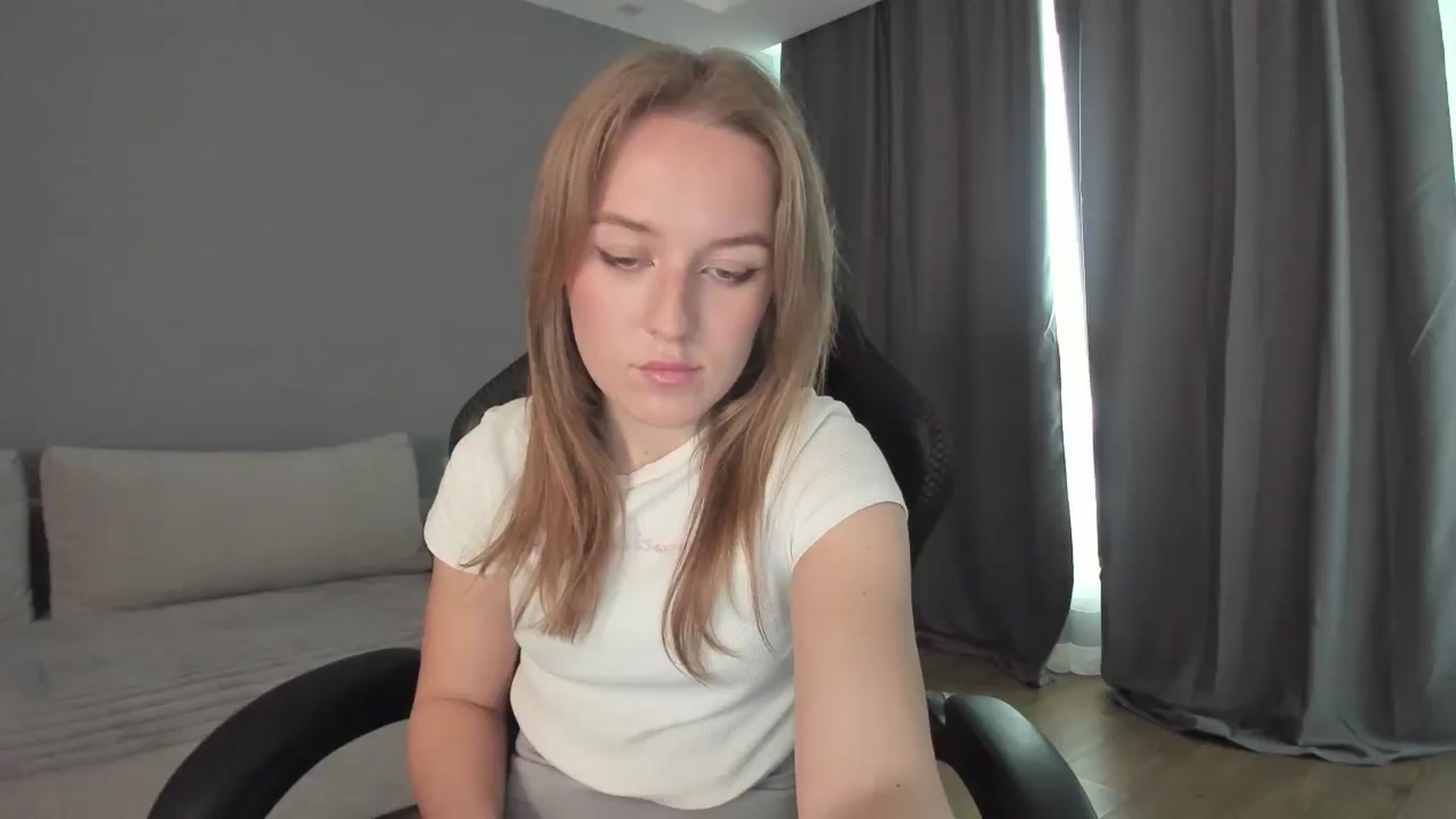 Gallery image thumbnail from AnnyFourse's myfreecams stream on, 01/03/2025, 10:35 image 6 of 20