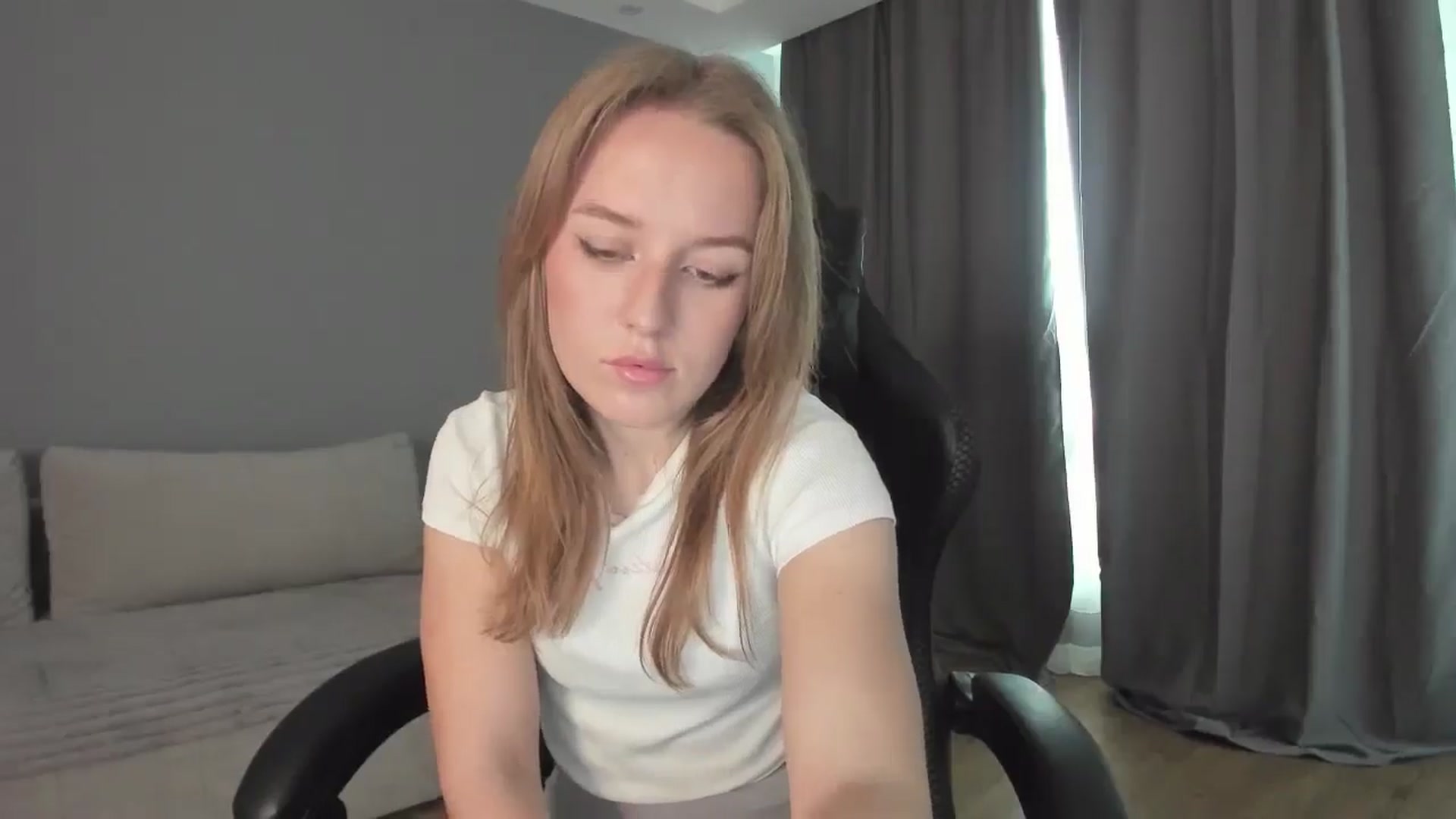 Gallery image thumbnail from AnnyFourse's myfreecams stream on, 01/03/2025, 10:35 image 17 of 20