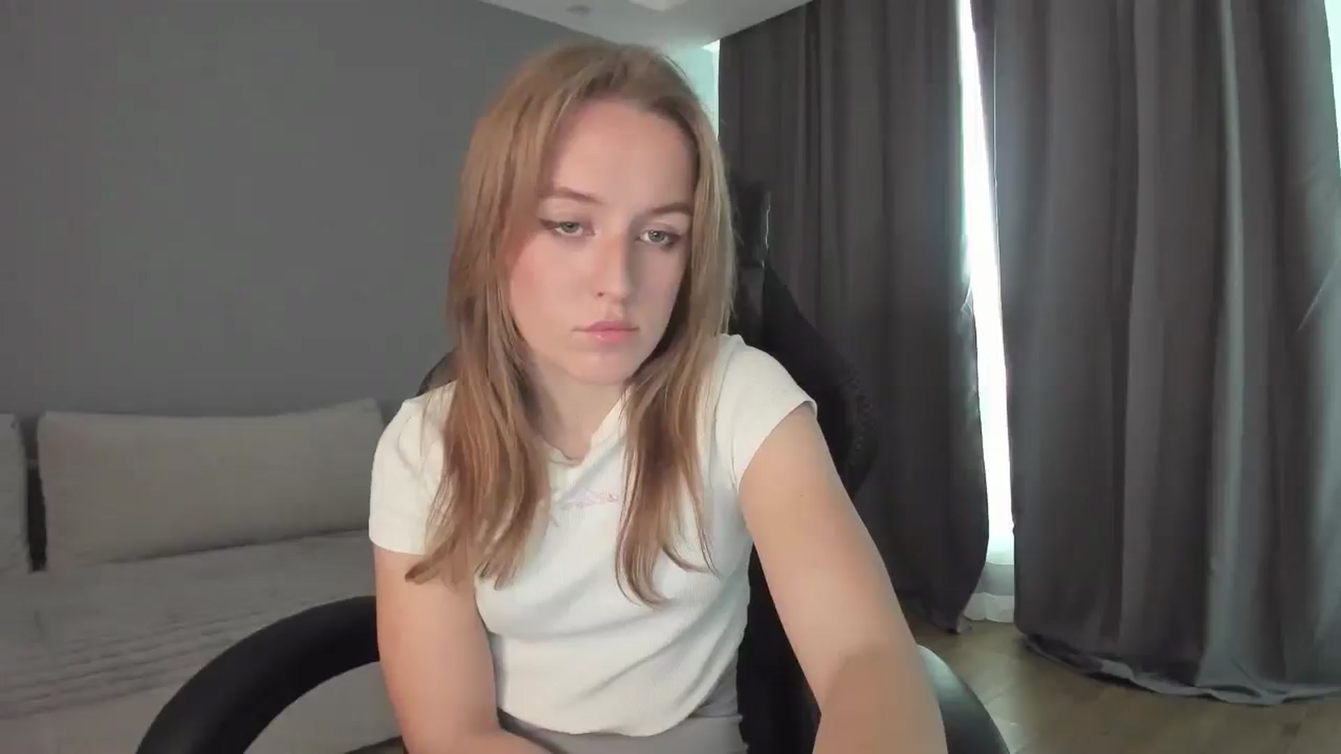 Gallery image thumbnail from AnnyFourse's myfreecams stream on, 01/03/2025, 10:35 image 12 of 20