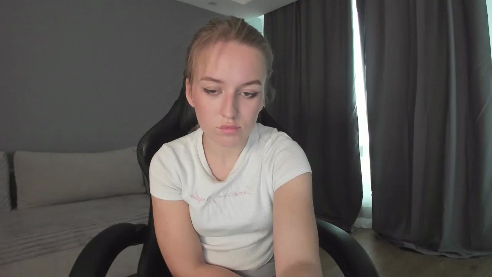 Gallery image thumbnail from AnnyFourse's myfreecams stream on, 01/03/2025, 11:52 image 4 of 20