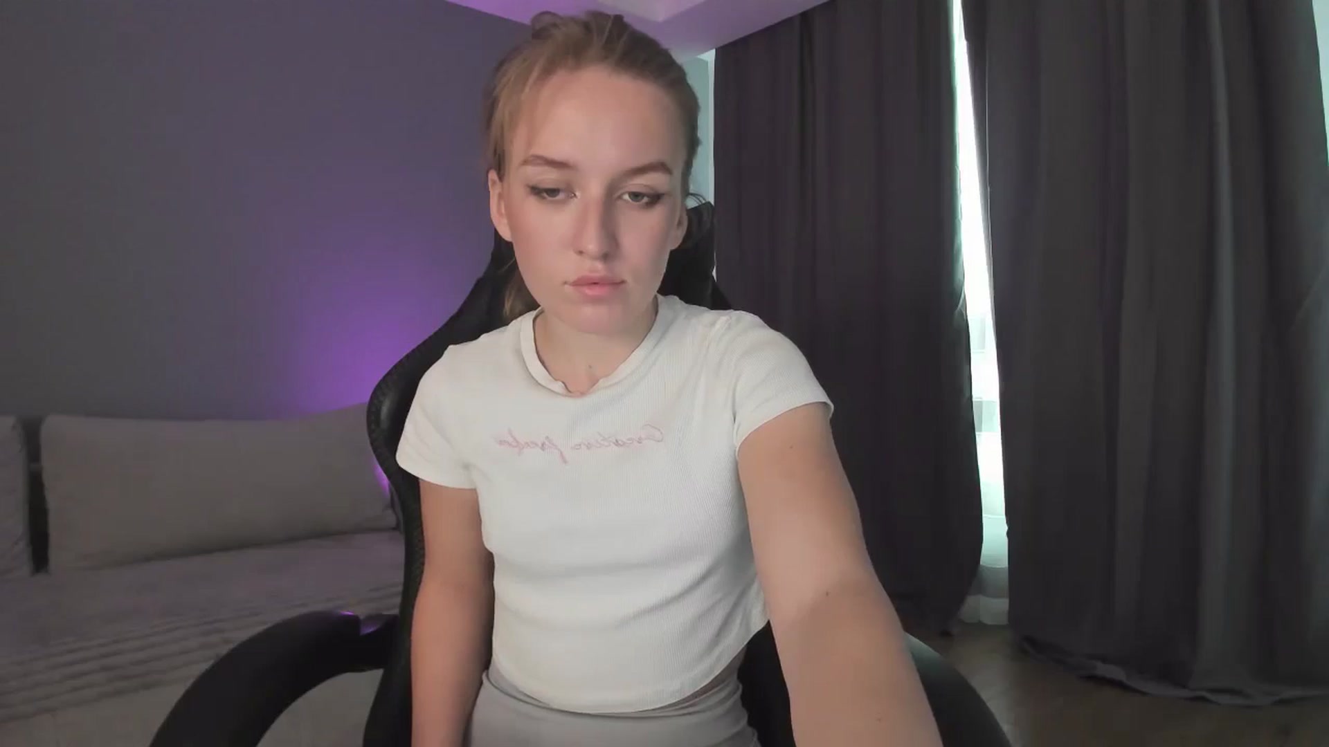 Gallery image thumbnail from AnnyFourse's myfreecams stream on, 01/03/2025, 11:52 image 12 of 20