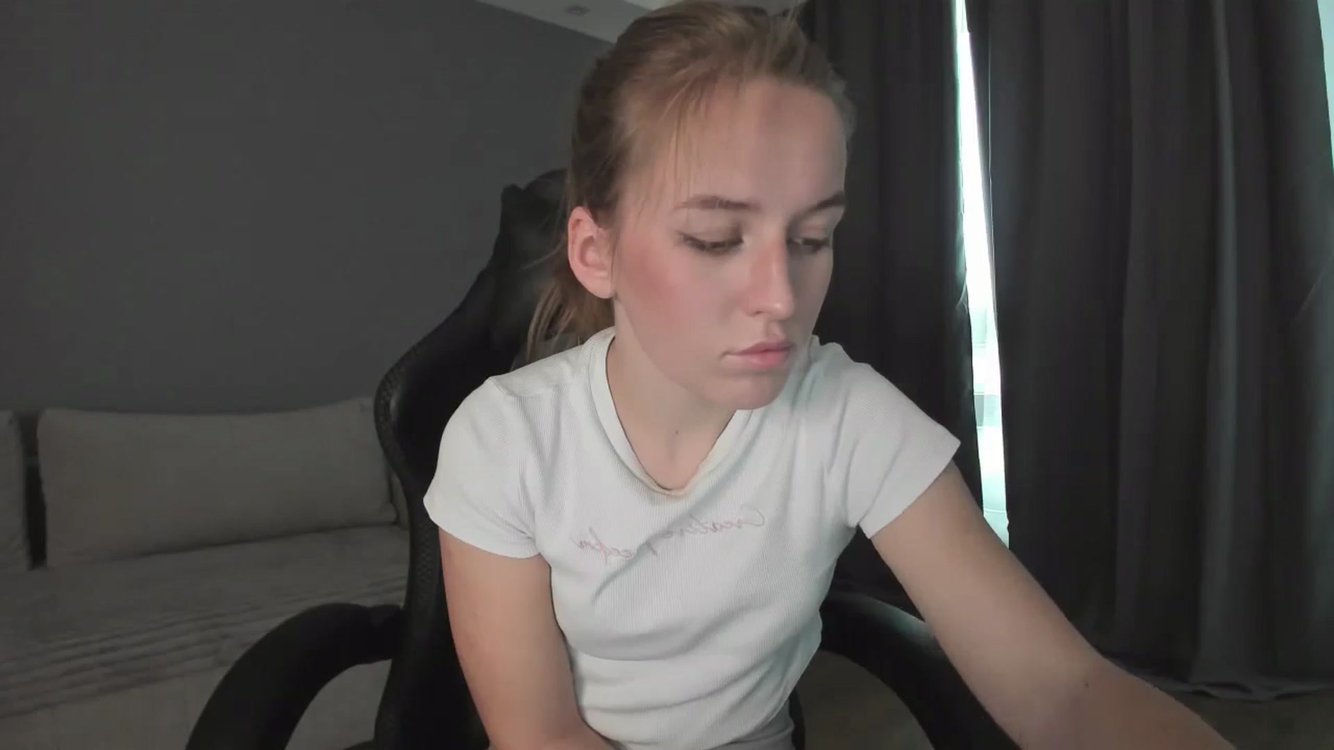 Gallery image thumbnail from AnnyFourse's myfreecams stream on, 01/03/2025, 11:52 image 2 of 20