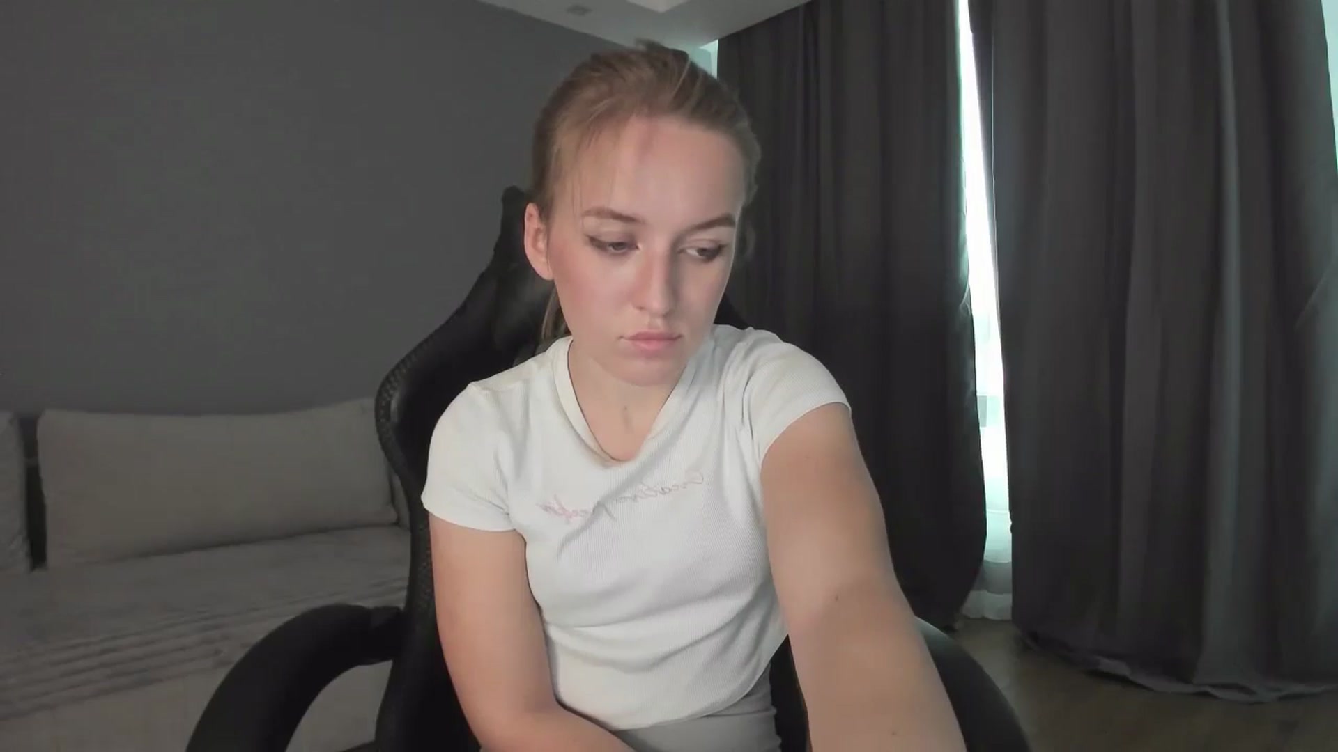Gallery image thumbnail from AnnyFourse's myfreecams stream on, 01/03/2025, 11:52 image 3 of 20