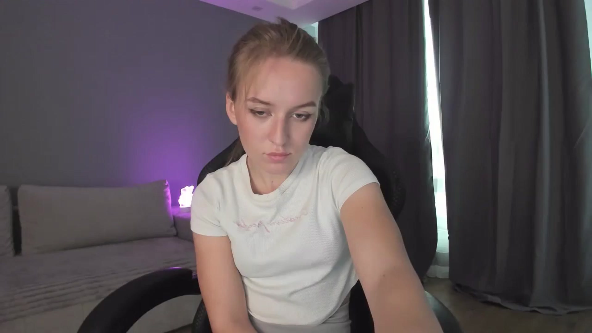Gallery image thumbnail from AnnyFourse's myfreecams stream on, 01/03/2025, 11:52 image 14 of 20
