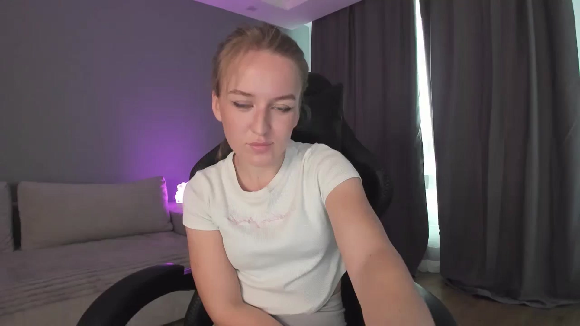 Gallery image thumbnail from AnnyFourse's myfreecams stream on, 01/03/2025, 11:52 image 13 of 20