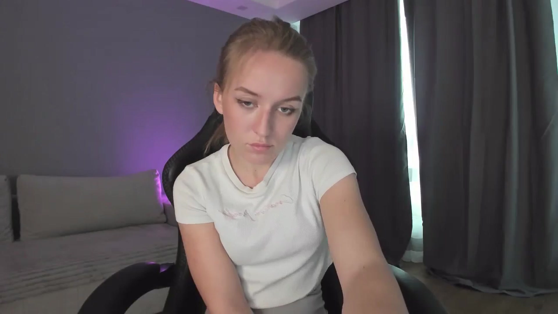 Gallery image thumbnail from AnnyFourse's myfreecams stream on, 01/03/2025, 11:52 image 18 of 20