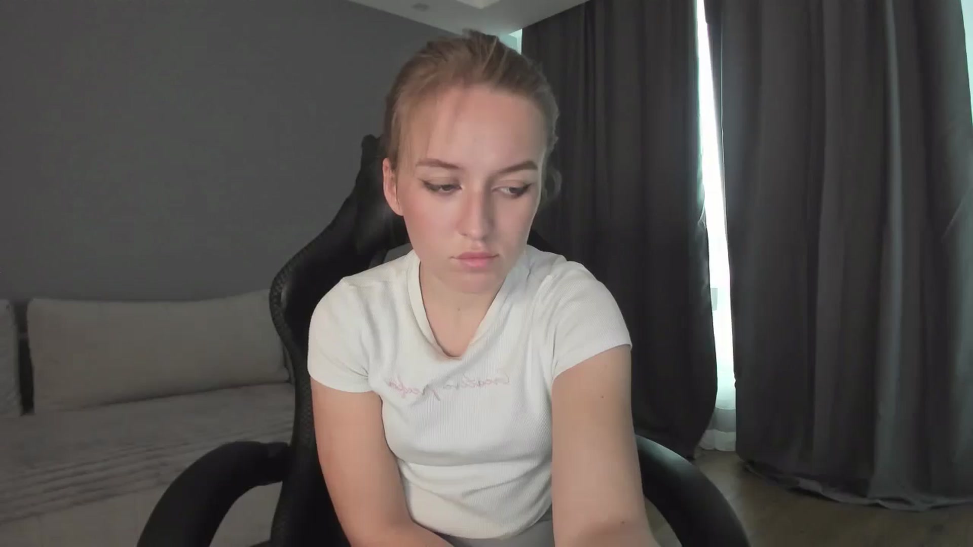 Gallery image thumbnail from AnnyFourse's myfreecams stream on, 01/03/2025, 11:52 image 5 of 20