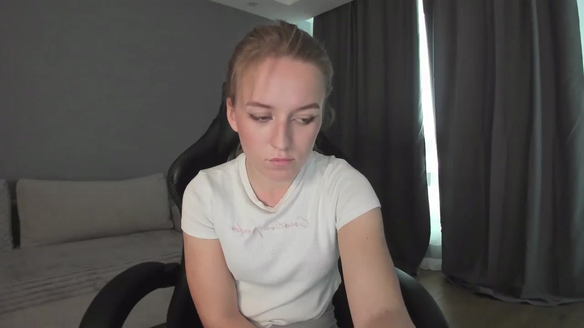 Gallery image thumbnail from AnnyFourse's myfreecams stream on, 01/03/2025, 11:52 image 7 of 20