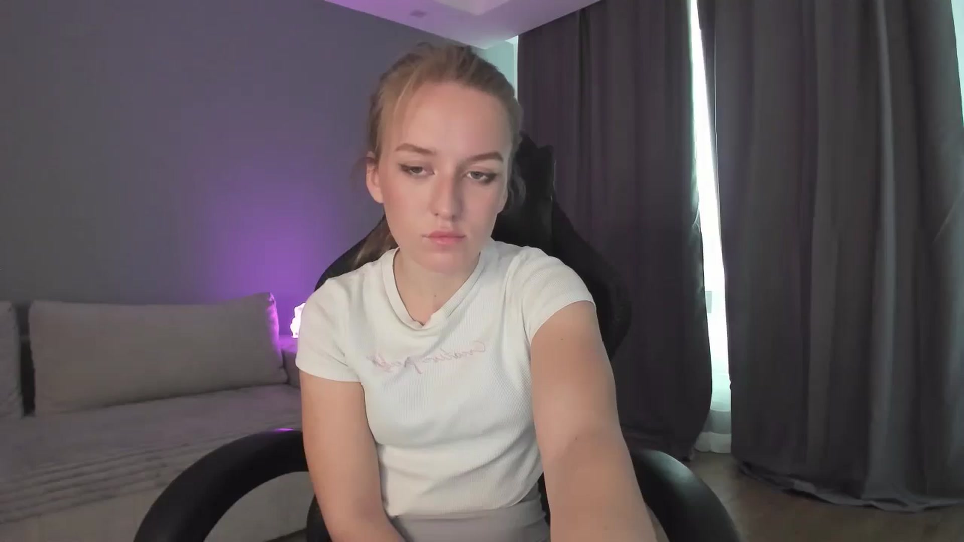 Gallery image thumbnail from AnnyFourse's myfreecams stream on, 01/03/2025, 11:52 image 20 of 20