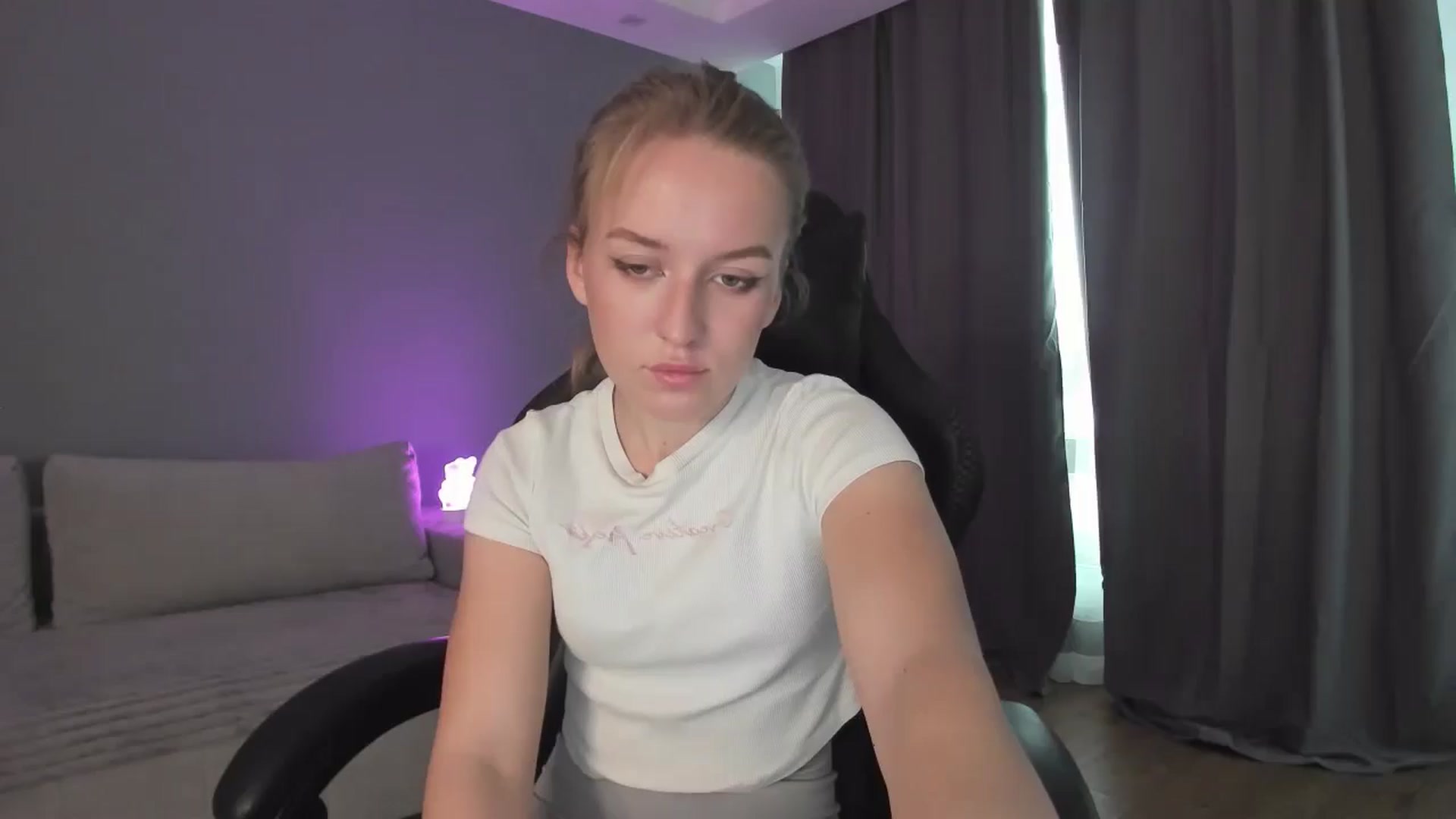 Gallery image thumbnail from AnnyFourse's myfreecams stream on, 01/03/2025, 11:52 image 19 of 20