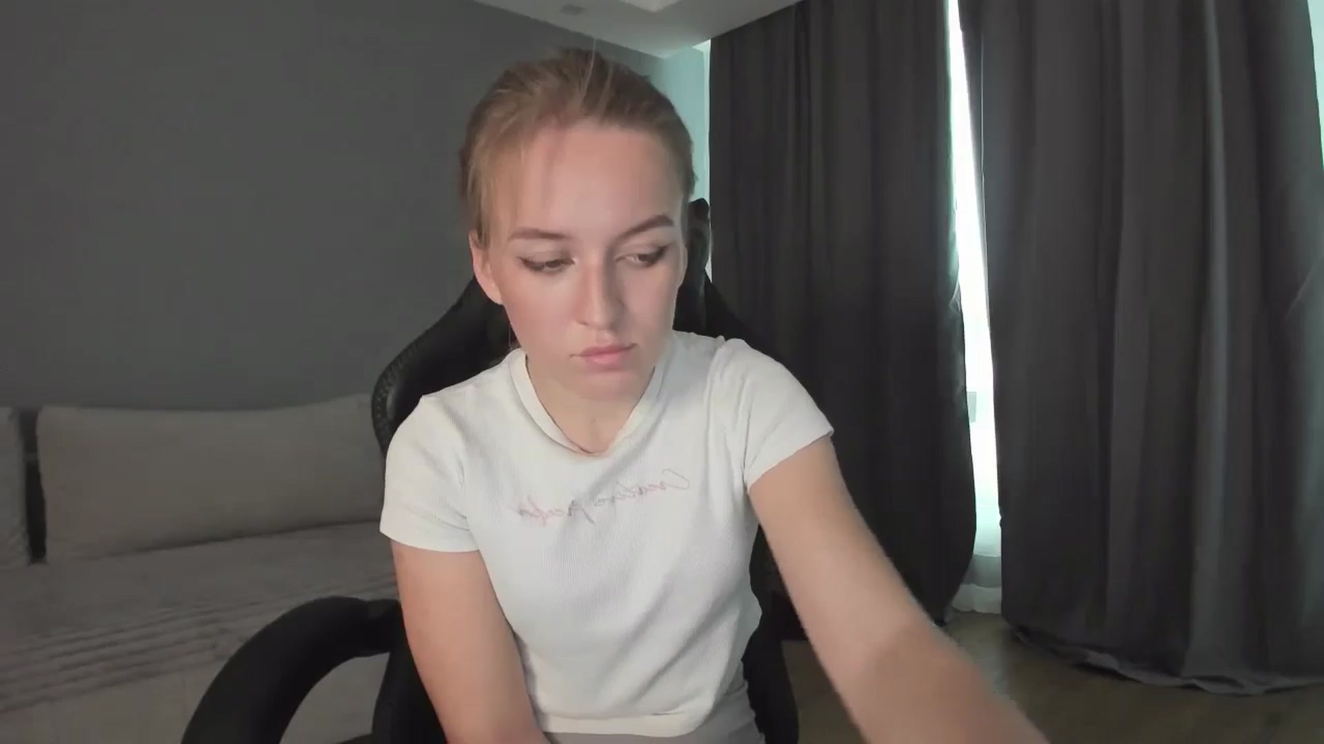Gallery image thumbnail from AnnyFourse's myfreecams stream on, 01/03/2025, 11:52 image 6 of 20