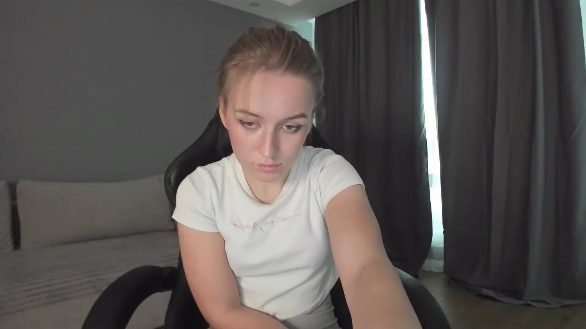 Gallery image thumbnail from AnnyFourse's myfreecams stream on, 01/03/2025, 11:52 image 1 of 20