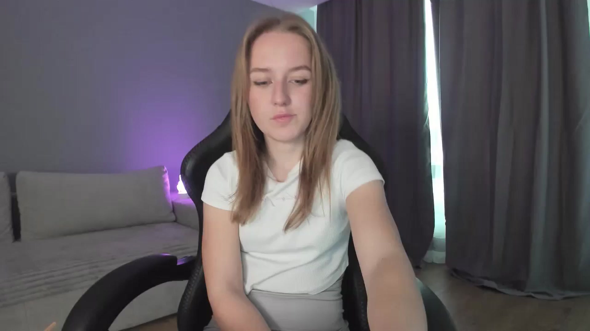 Gallery image thumbnail from AnnyFourse's myfreecams stream on, 01/03/2025, 12:53 image 13 of 20