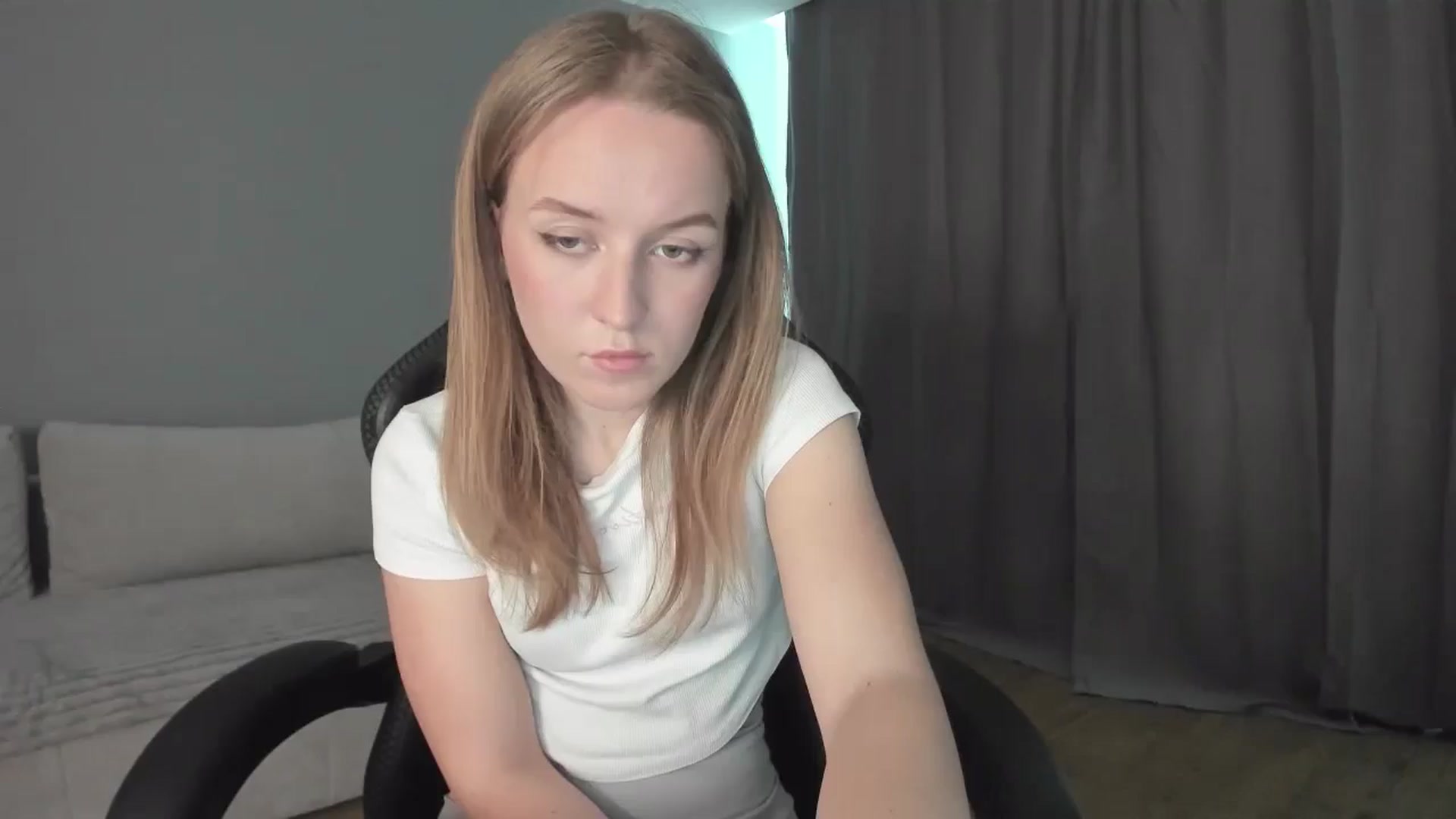 Gallery image thumbnail from AnnyFourse's myfreecams stream on, 01/04/2025, 10:44 image 13 of 20