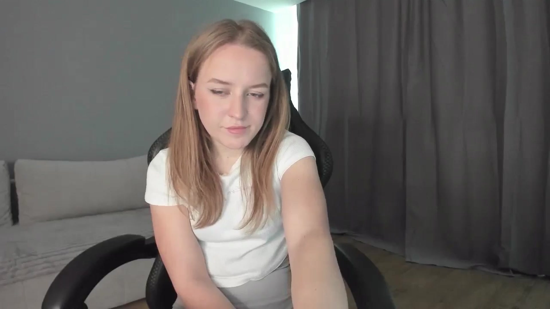 Gallery image thumbnail from AnnyFourse's myfreecams stream on, 01/04/2025, 10:44 image 3 of 20