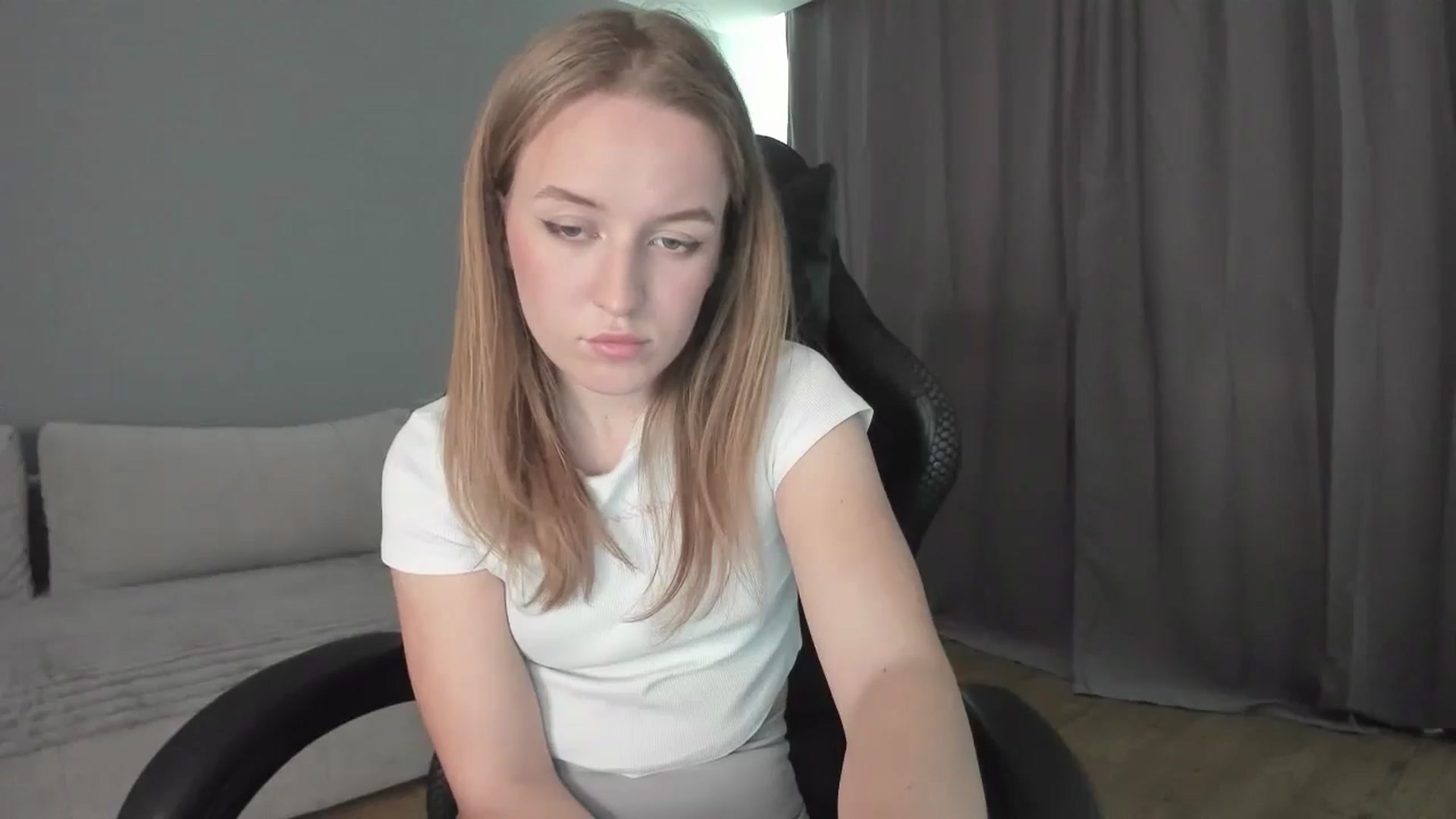 Gallery image thumbnail from AnnyFourse's myfreecams stream on, 01/04/2025, 10:44 image 18 of 20