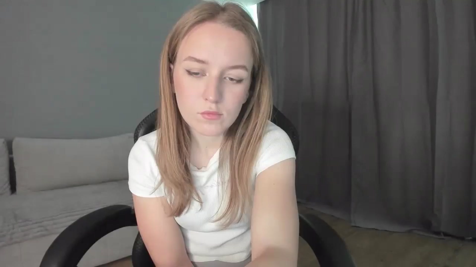 Gallery image thumbnail from AnnyFourse's myfreecams stream on, 01/04/2025, 10:44 image 4 of 20