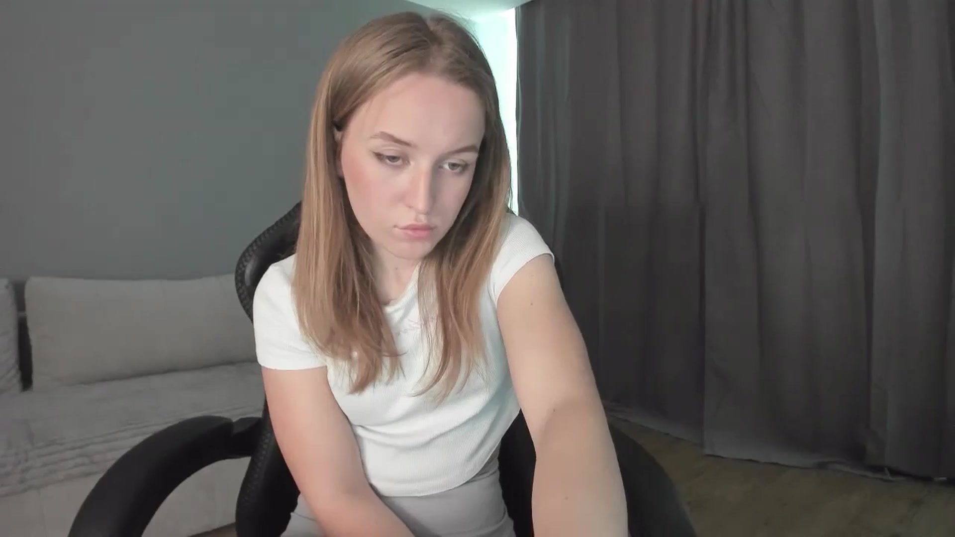Gallery image thumbnail from AnnyFourse's myfreecams stream on, 01/04/2025, 10:44 image 12 of 20