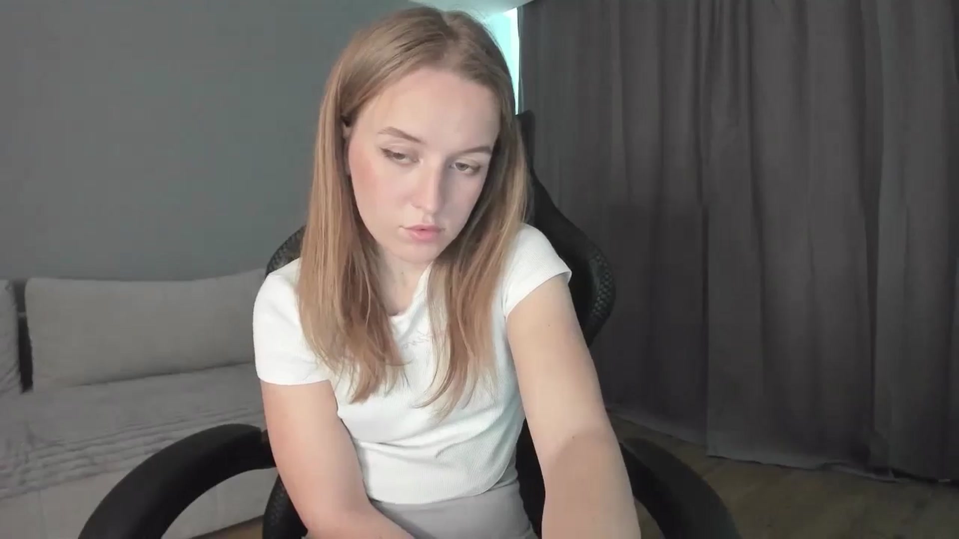 Gallery image thumbnail from AnnyFourse's myfreecams stream on, 01/04/2025, 10:44 image 15 of 20