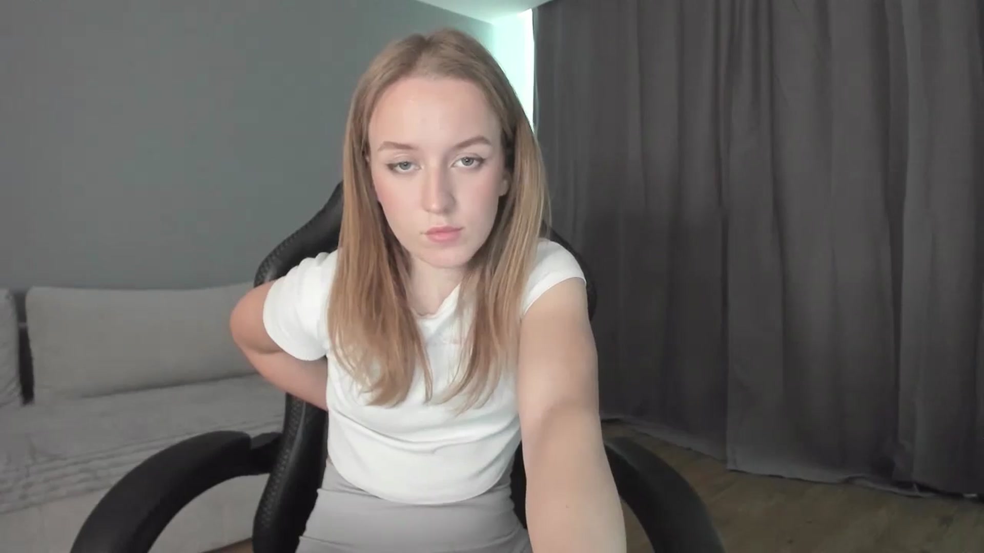 Gallery image thumbnail from AnnyFourse's myfreecams stream on, 01/04/2025, 10:44 image 19 of 20